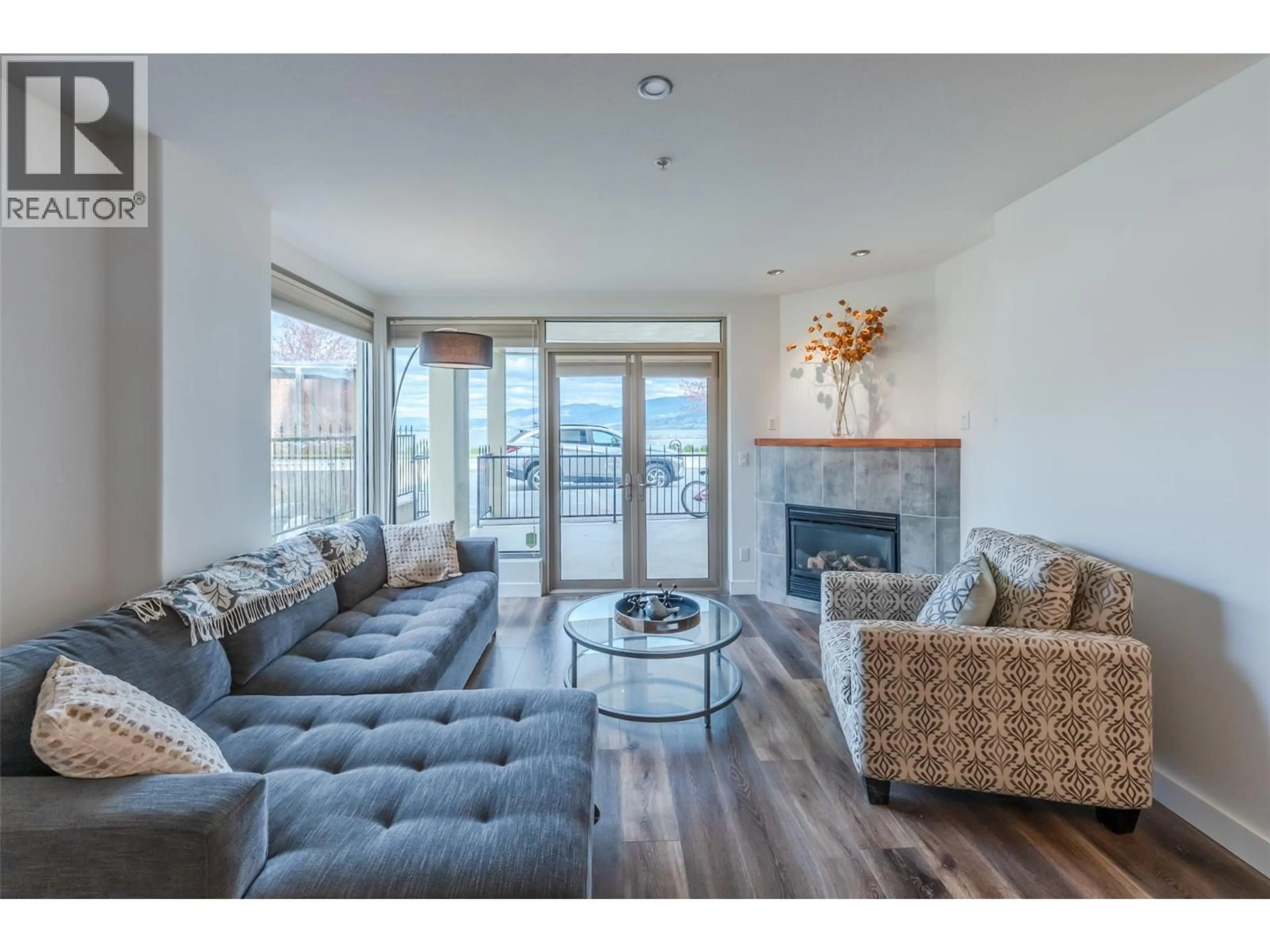 Living room with furniture, wood/laminate floor for 101 - 250 MARINA WAY, Penticton British Columbia V2A1H4