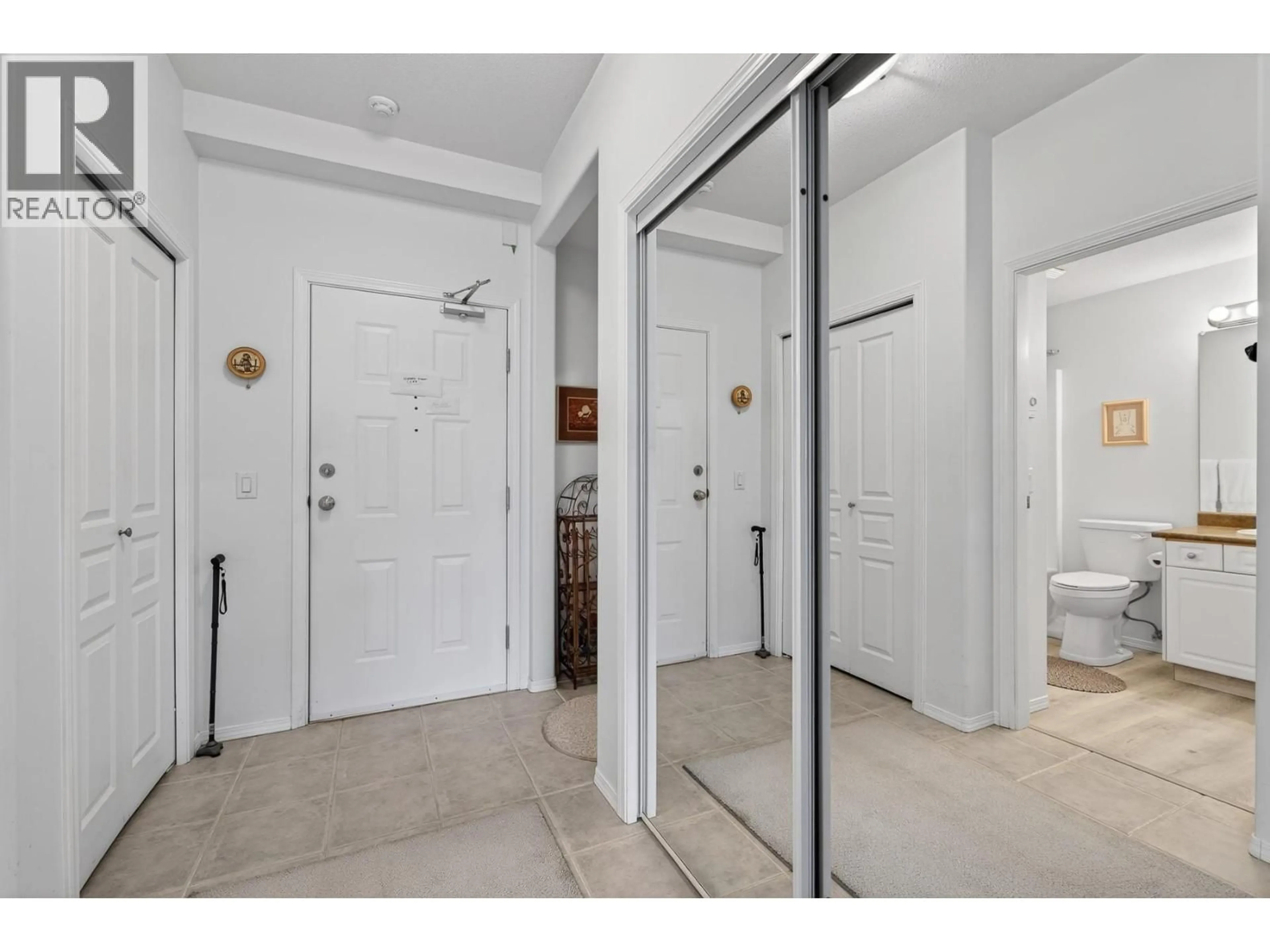 Indoor entryway for 105 - 2300 BENVOULIN ROAD, Kelowna British Columbia V1W2C6
