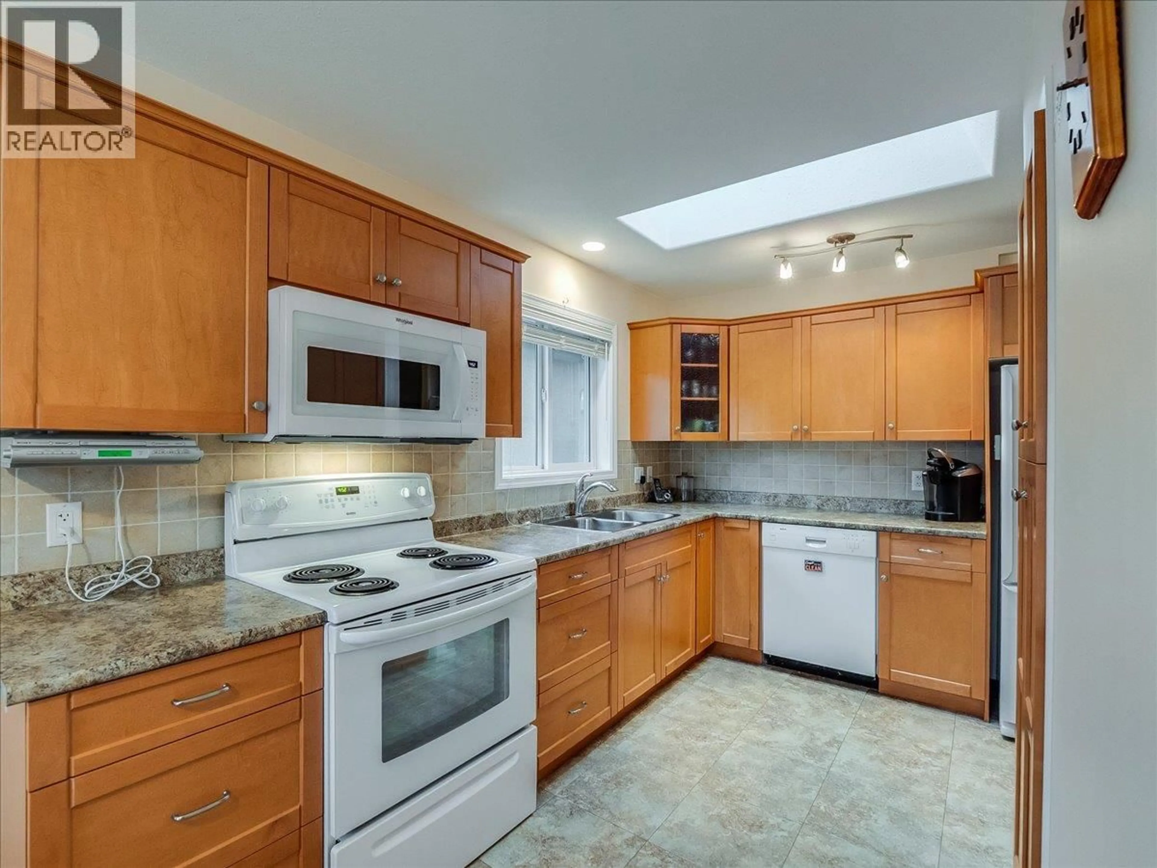 Standard kitchen, ceramic/tile floor for 7136 WRIGHT WAY, Trail British Columbia V1R4X6