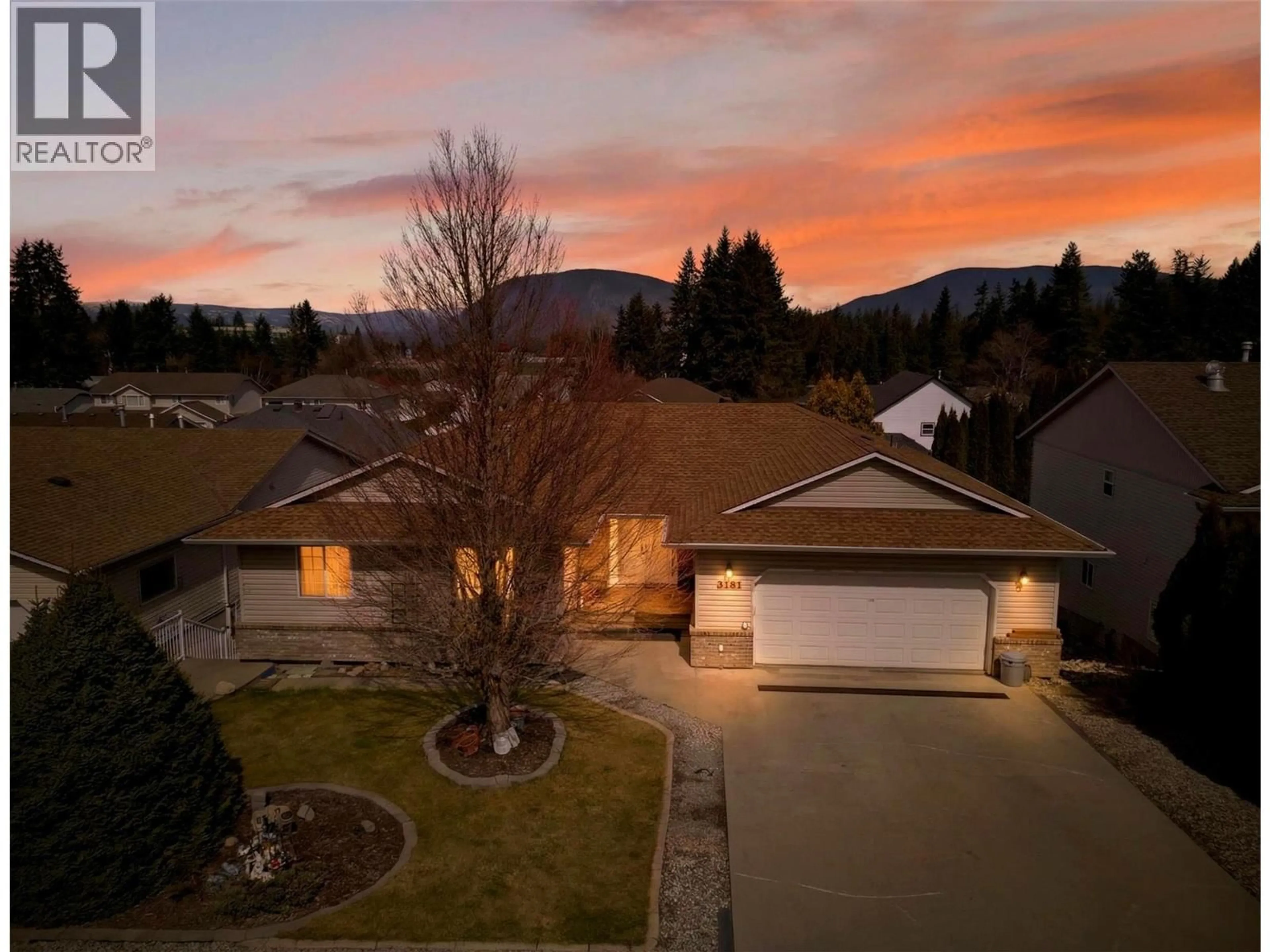 A pic from outside/outdoor area/front of a property/back of a property/a pic from drone, mountain view for 3181 8 AVENUE SOUTHEAST, Salmon Arm British Columbia V1E1S1
