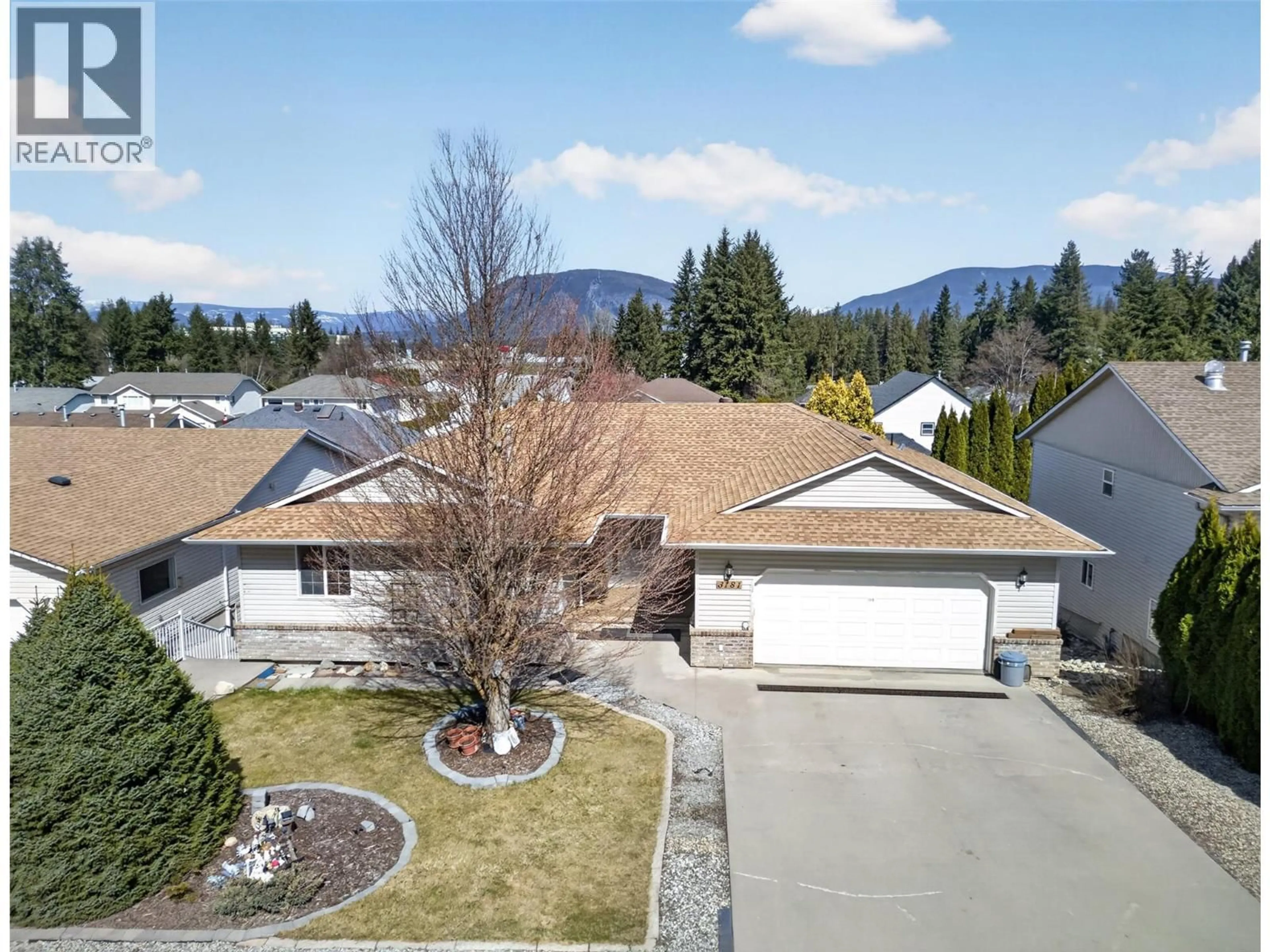 A pic from outside/outdoor area/front of a property/back of a property/a pic from drone, mountain view for 3181 8 AVENUE SOUTHEAST, Salmon Arm British Columbia V1E1S1