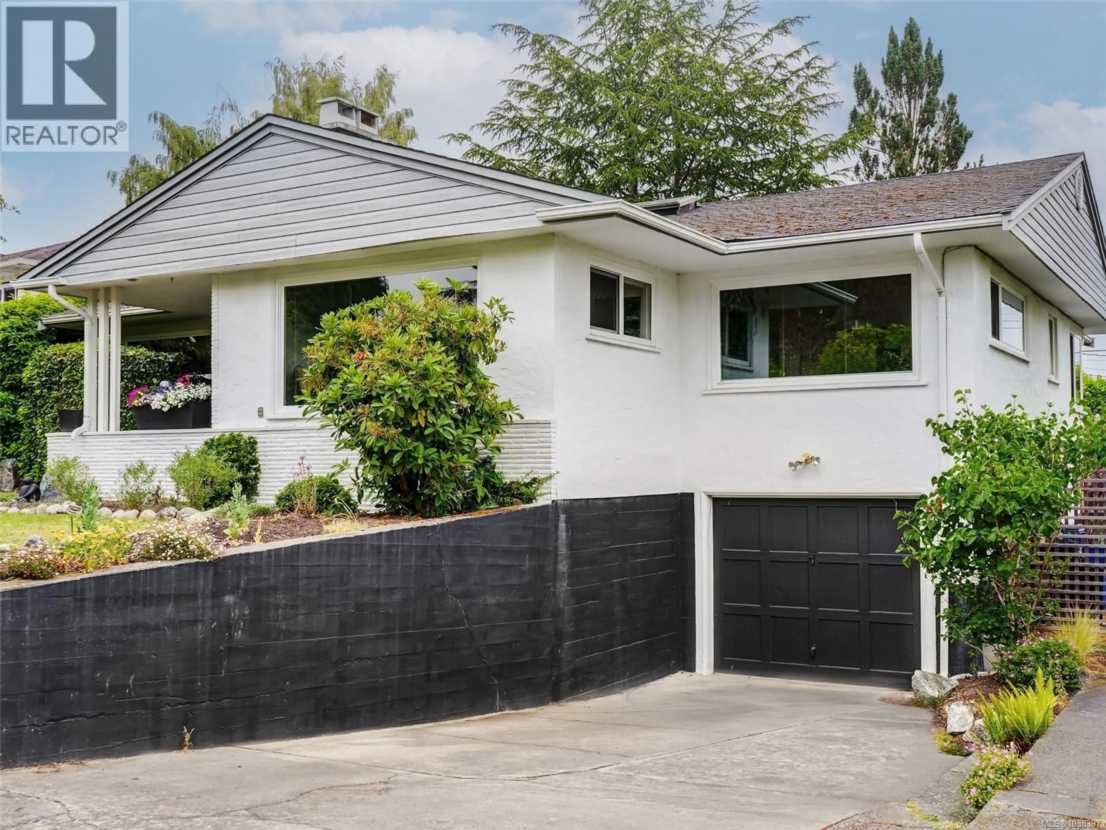 Home with vinyl exterior material, street for 2979 WESTDOWNE ROAD, Oak Bay British Columbia V8R5G1