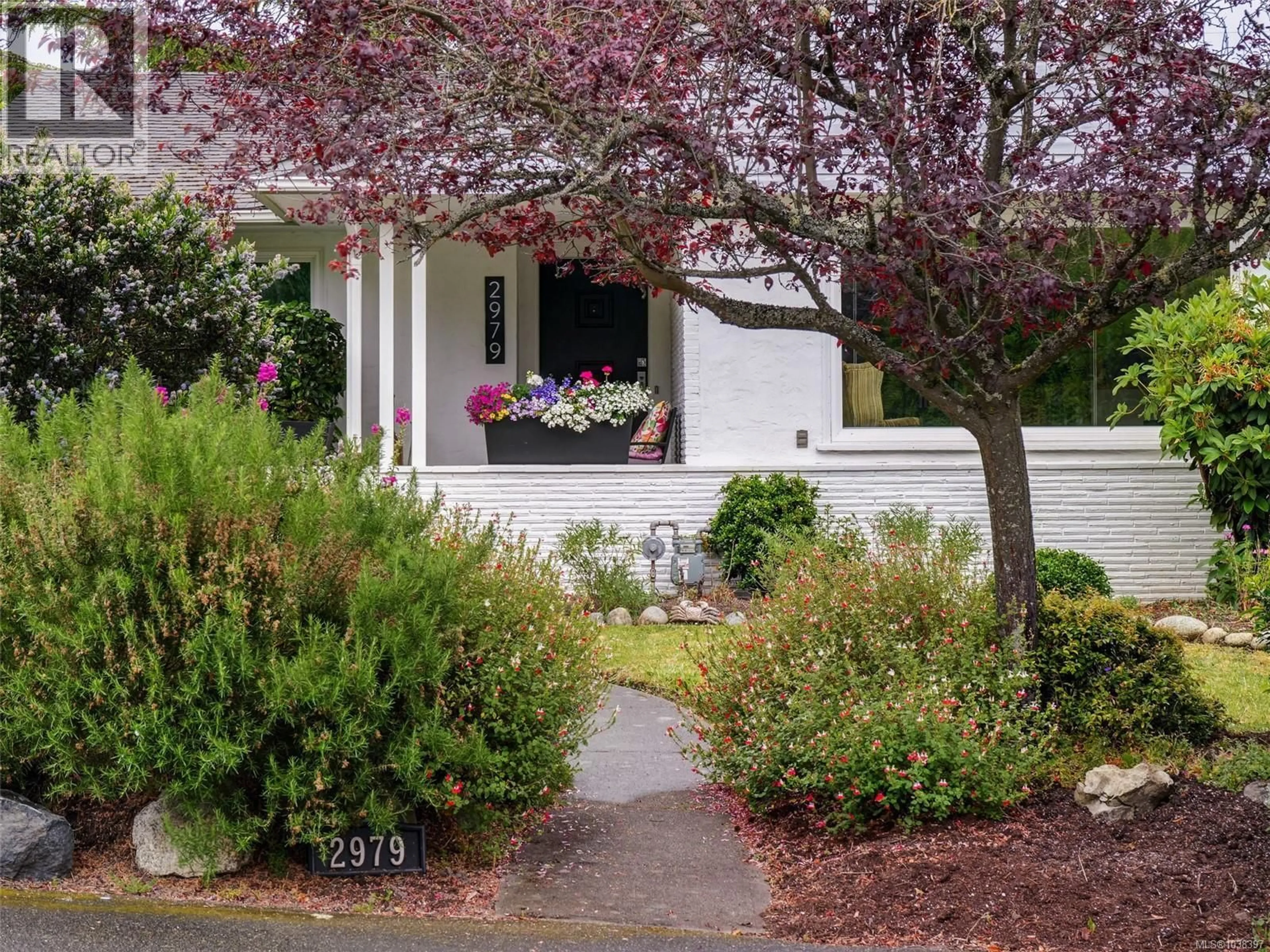 Home with vinyl exterior material, street for 2979 WESTDOWNE ROAD, Oak Bay British Columbia V8R5G1