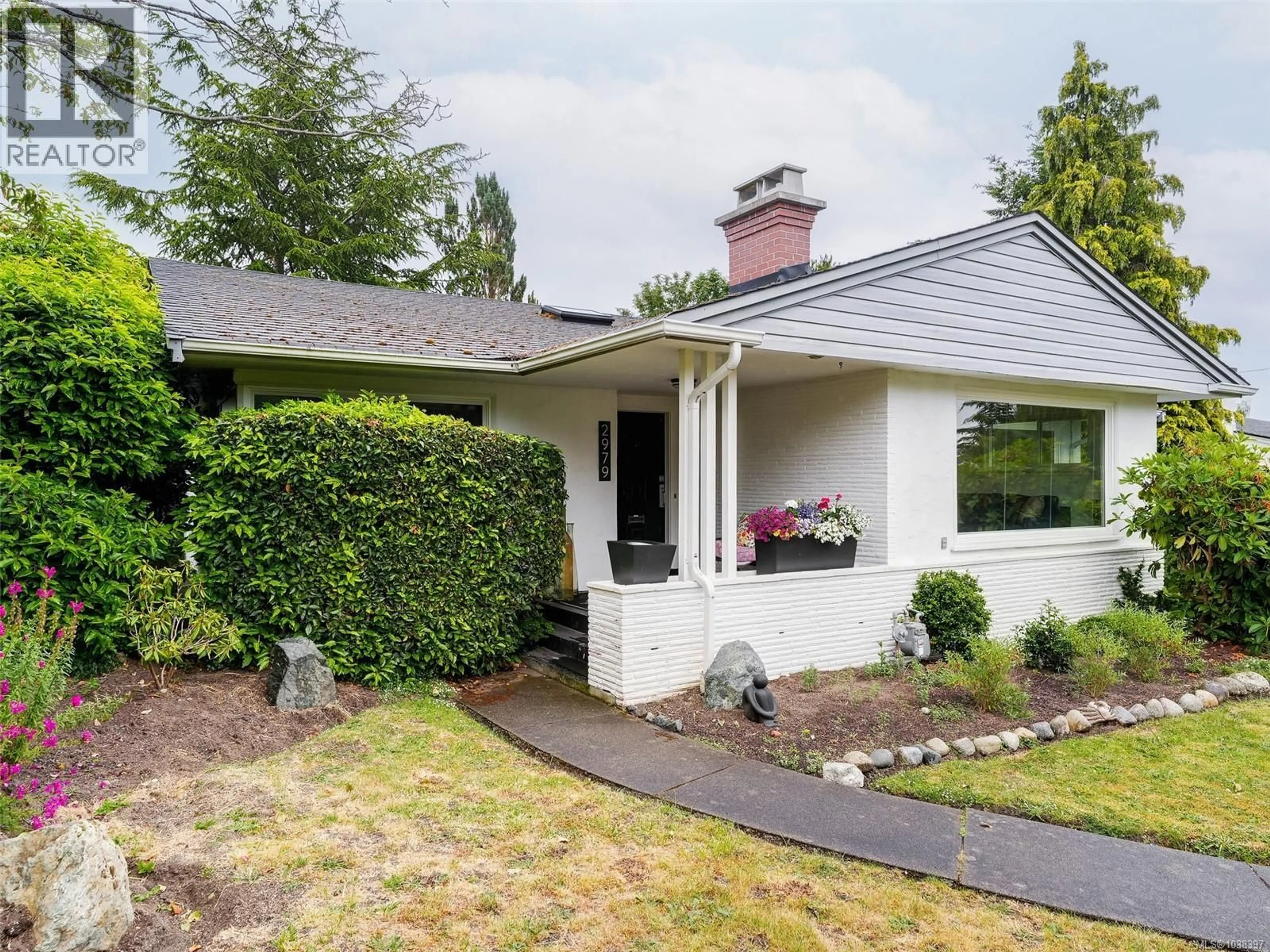 Home with vinyl exterior material, street for 2979 WESTDOWNE ROAD, Oak Bay British Columbia V8R5G1