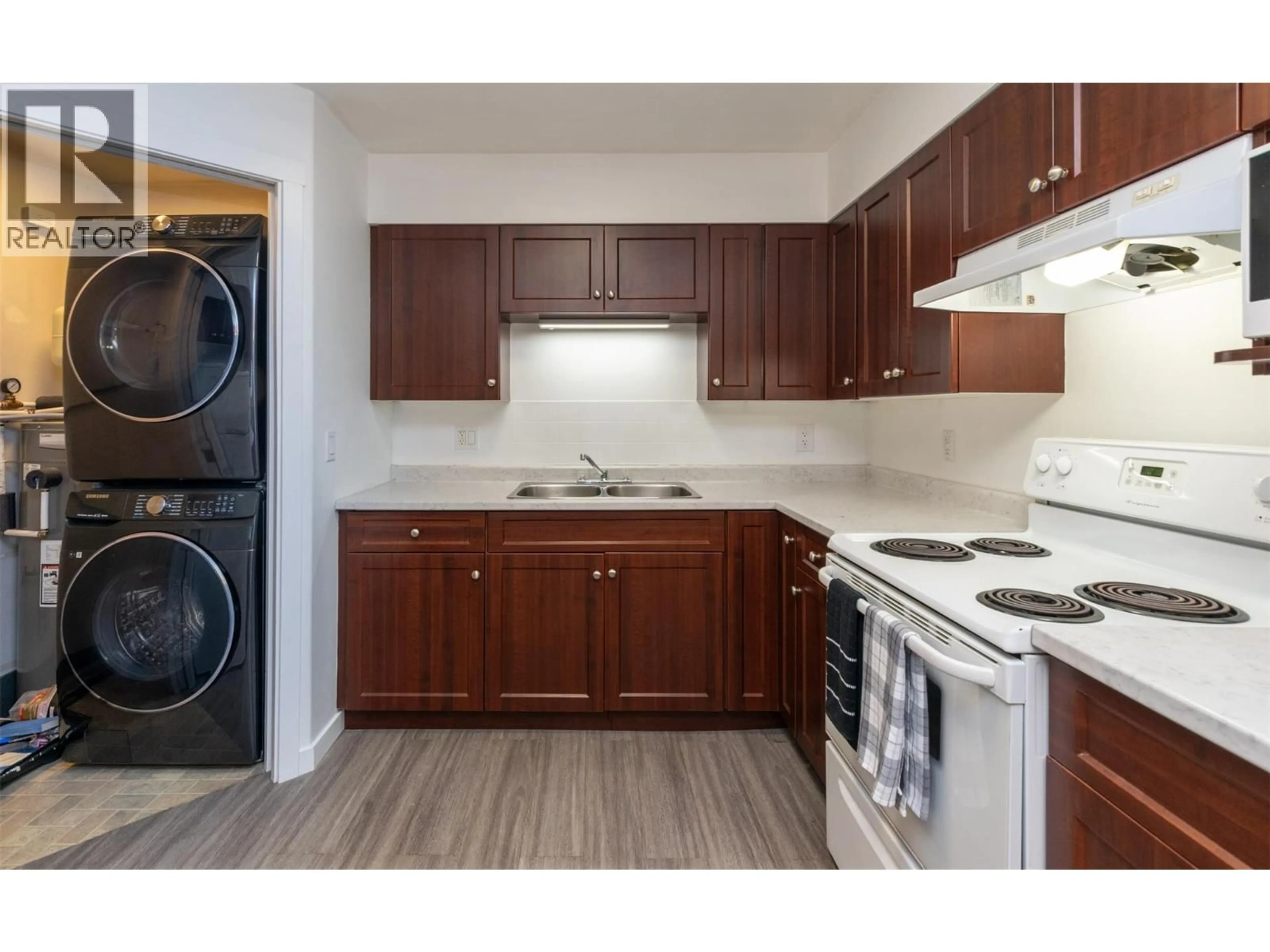 Standard kitchen, unknown for 6 - 1070 1 STREET SOUTHEAST, Salmon Arm British Columbia V1E0B6