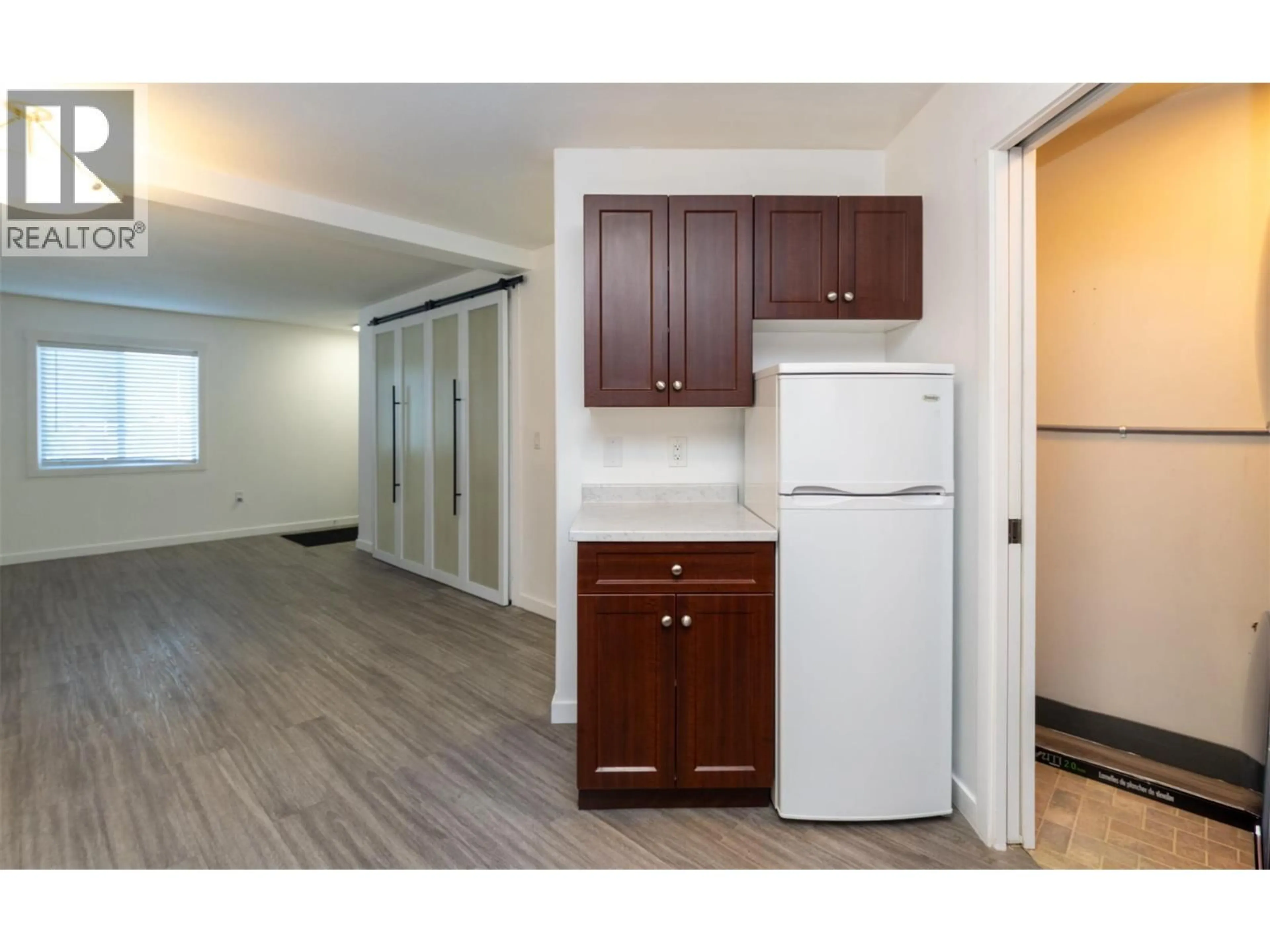 Standard kitchen, wood/laminate floor for 6 - 1070 1 STREET SOUTHEAST, Salmon Arm British Columbia V1E0B6