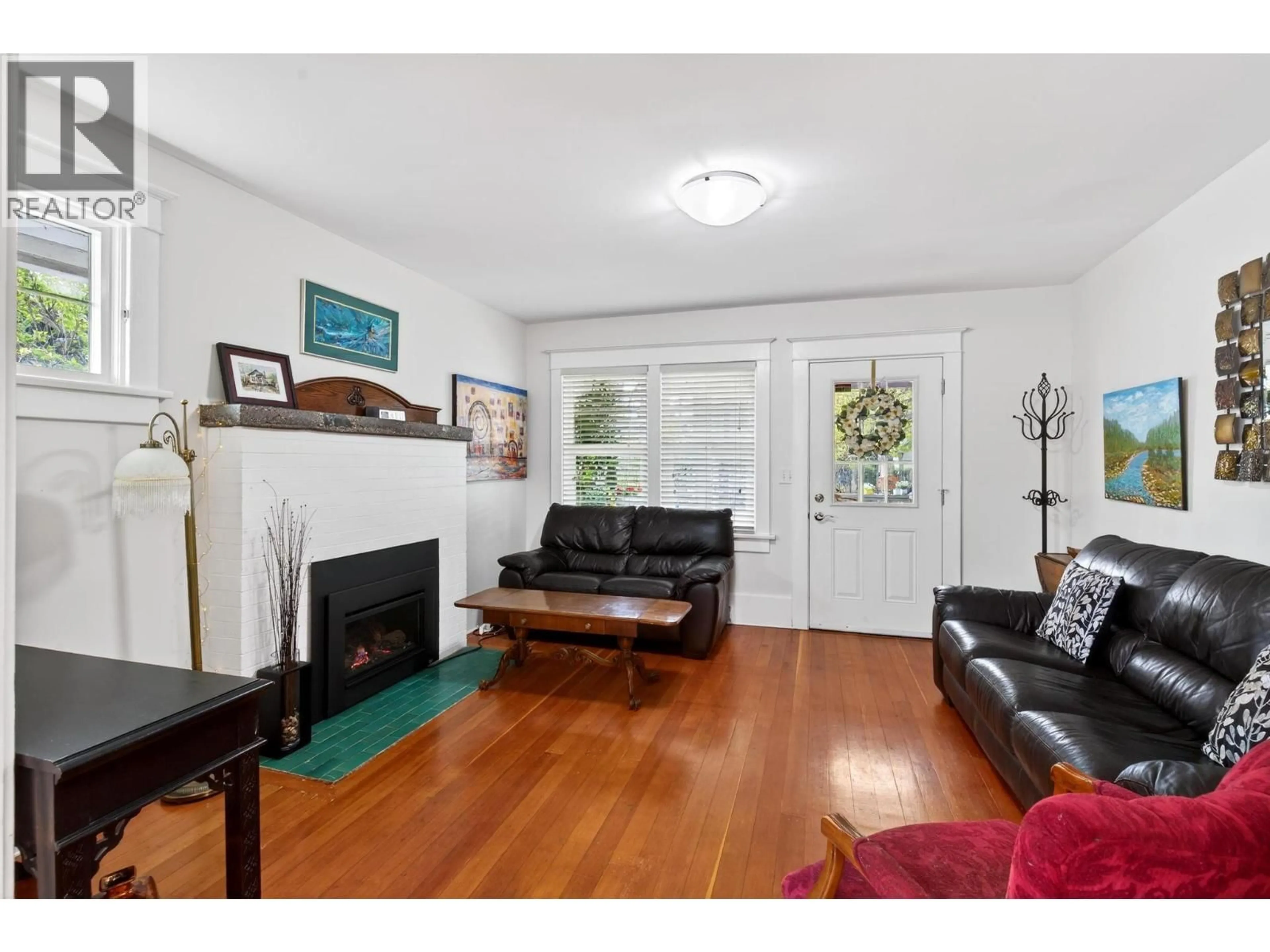 Living room with furniture, unknown for 716 LAWSON AVENUE, Kelowna British Columbia V1Y6S8