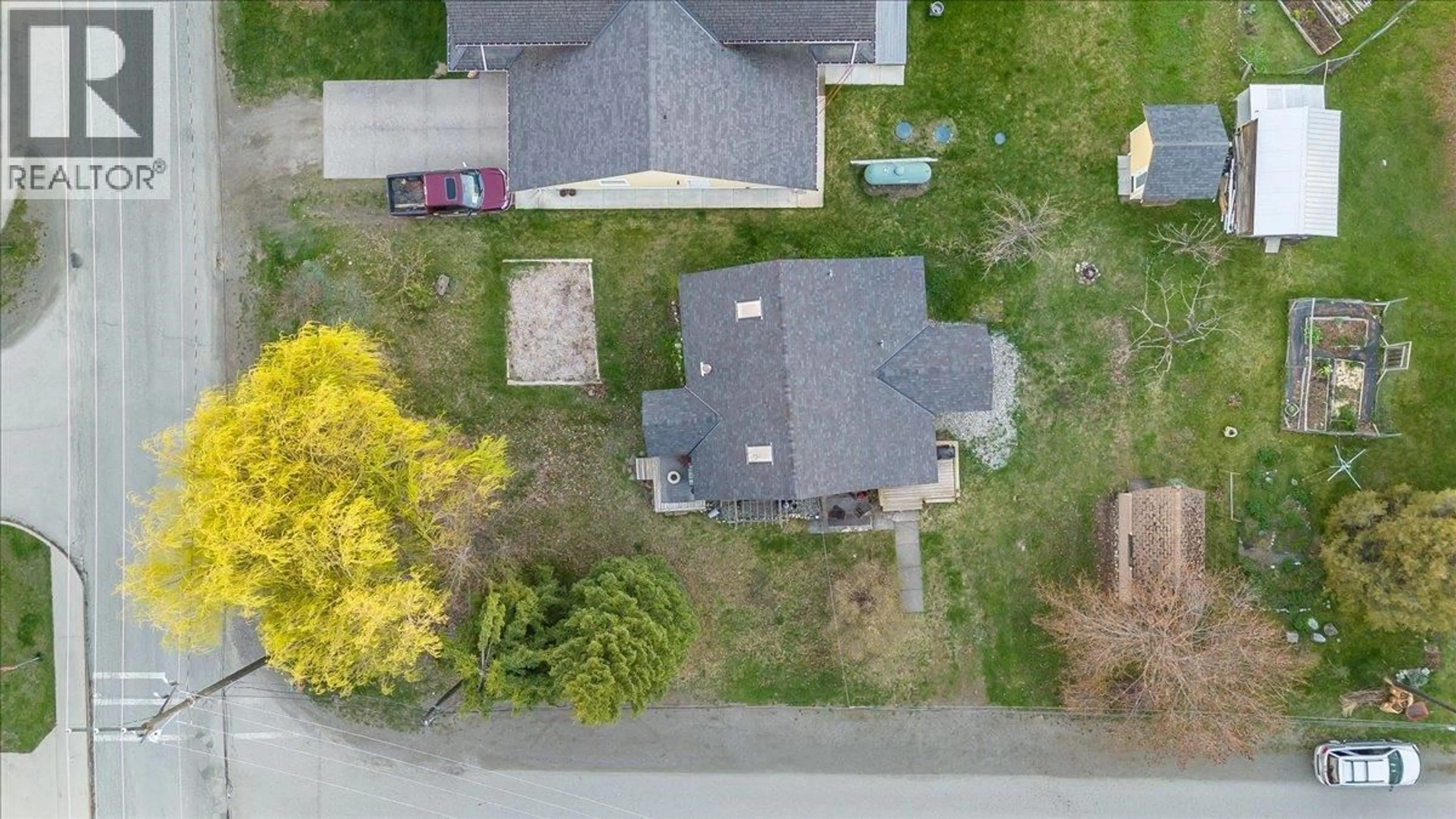 A pic from outside/outdoor area/front of a property/back of a property/a pic from drone, street for 505 6TH STREET, Kaslo British Columbia V0G1M0