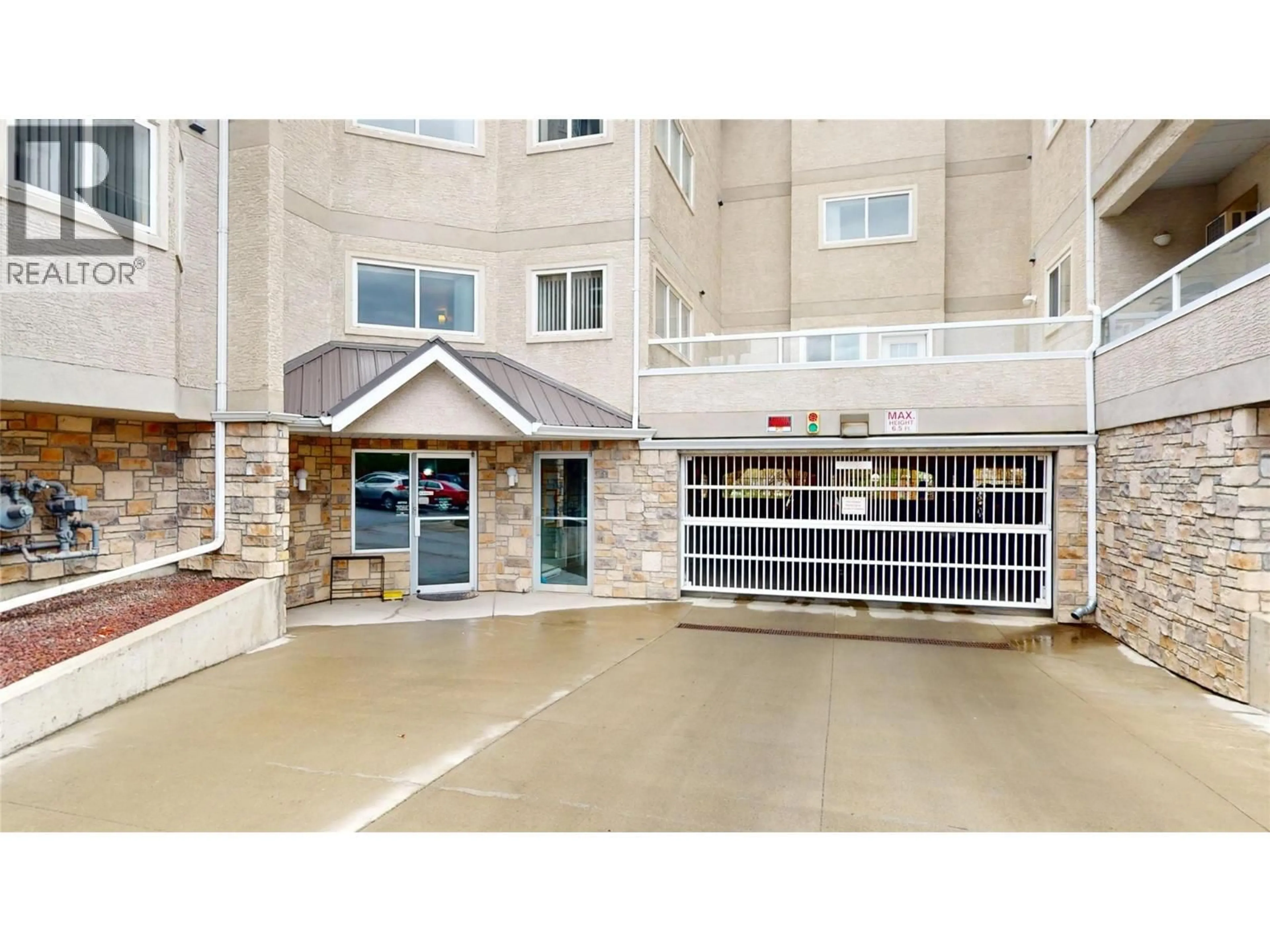 Indoor foyer for 102 - 1700 2ND STREET NORTH, Cranbrook British Columbia V1C6M8