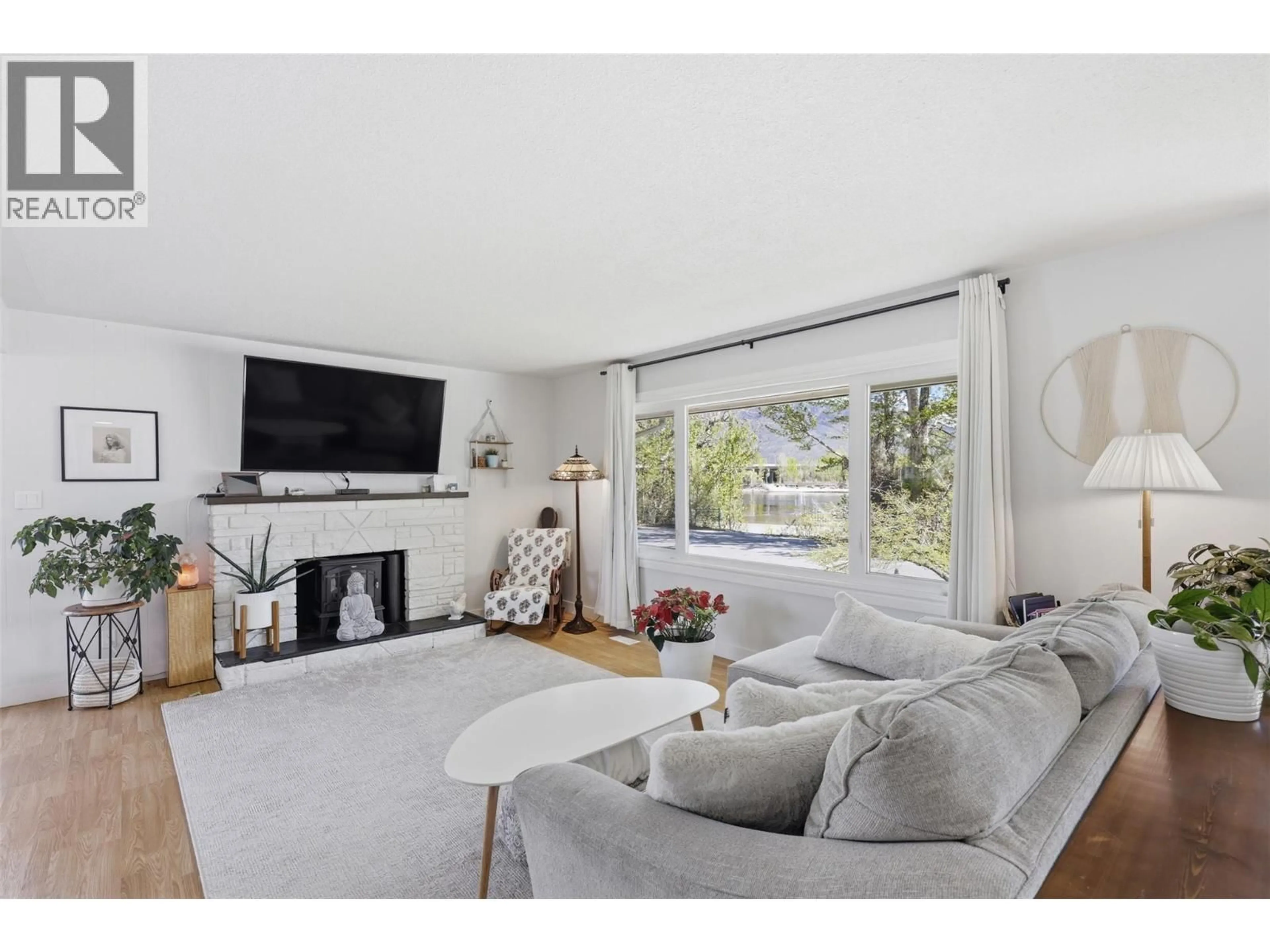 Living room with furniture, unknown for 1363 SCHUBERT DRIVE, Kamloops British Columbia V2B2G9