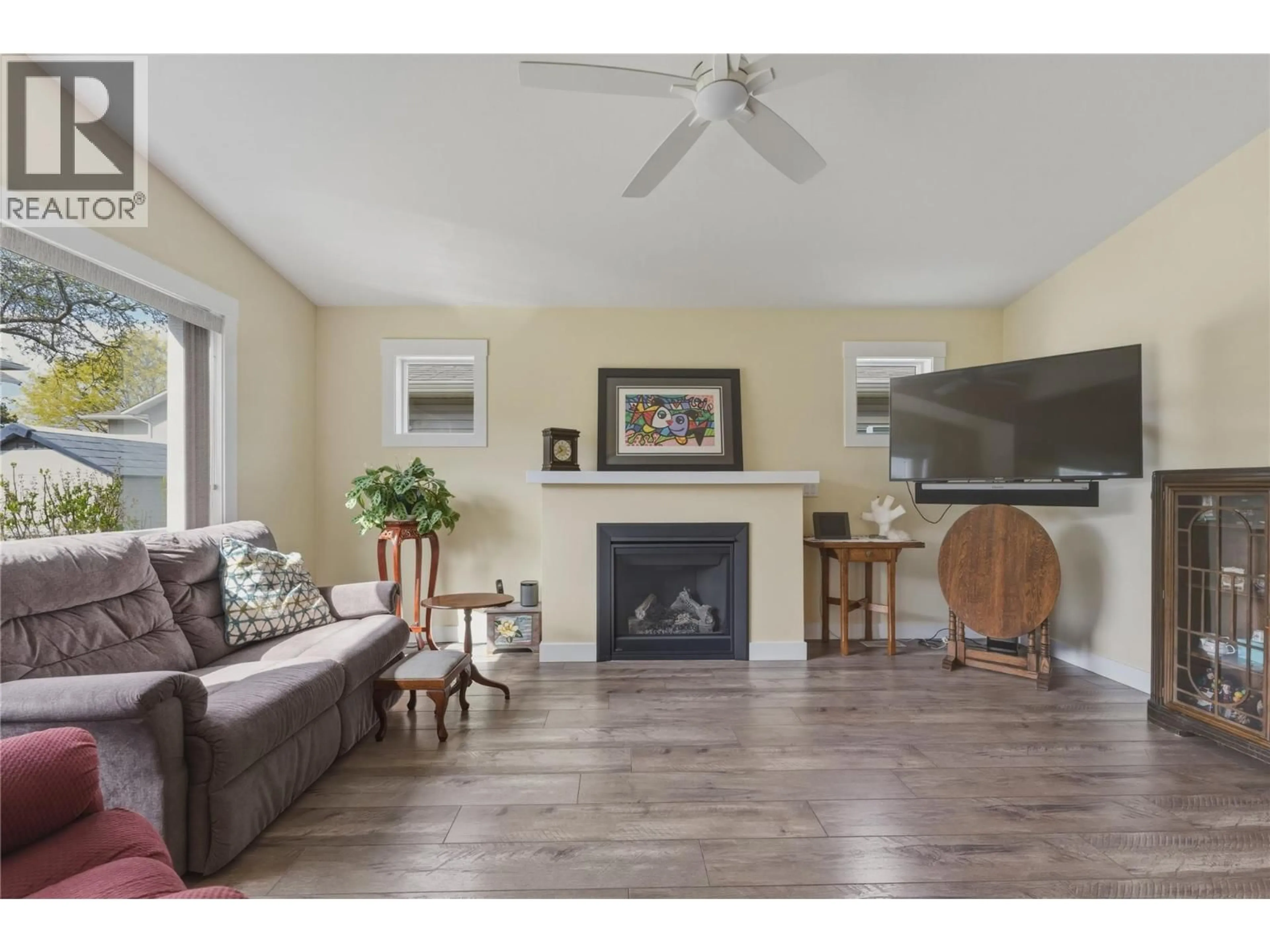 Living room with furniture, wood/laminate floor for 20 - 2100 55 AVENUE, Vernon British Columbia V1T9Y6