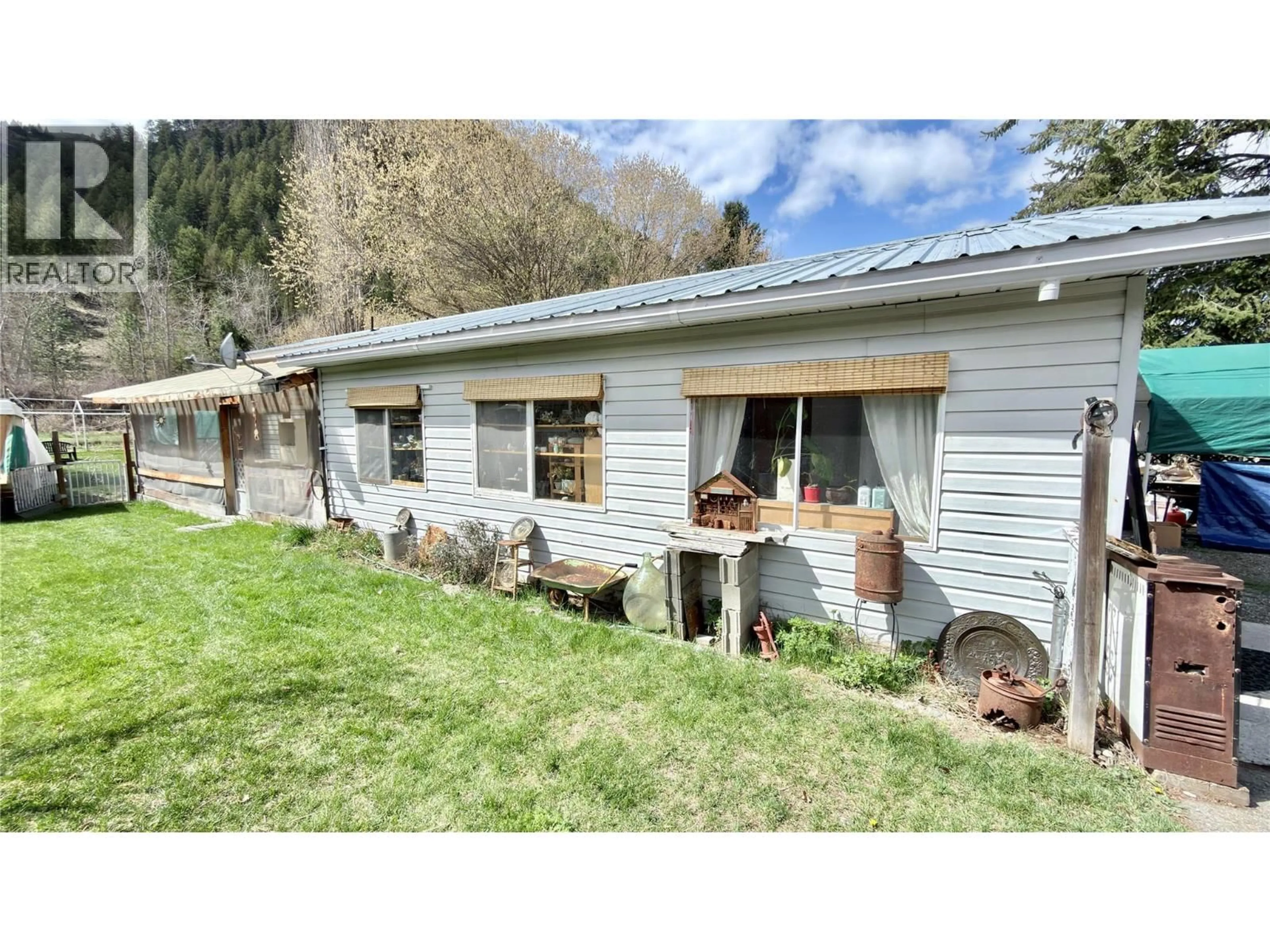 A pic from outside/outdoor area/front of a property/back of a property/a pic from drone, unknown for 670 CENTRAL AVENUE, Midway British Columbia V0H1M0