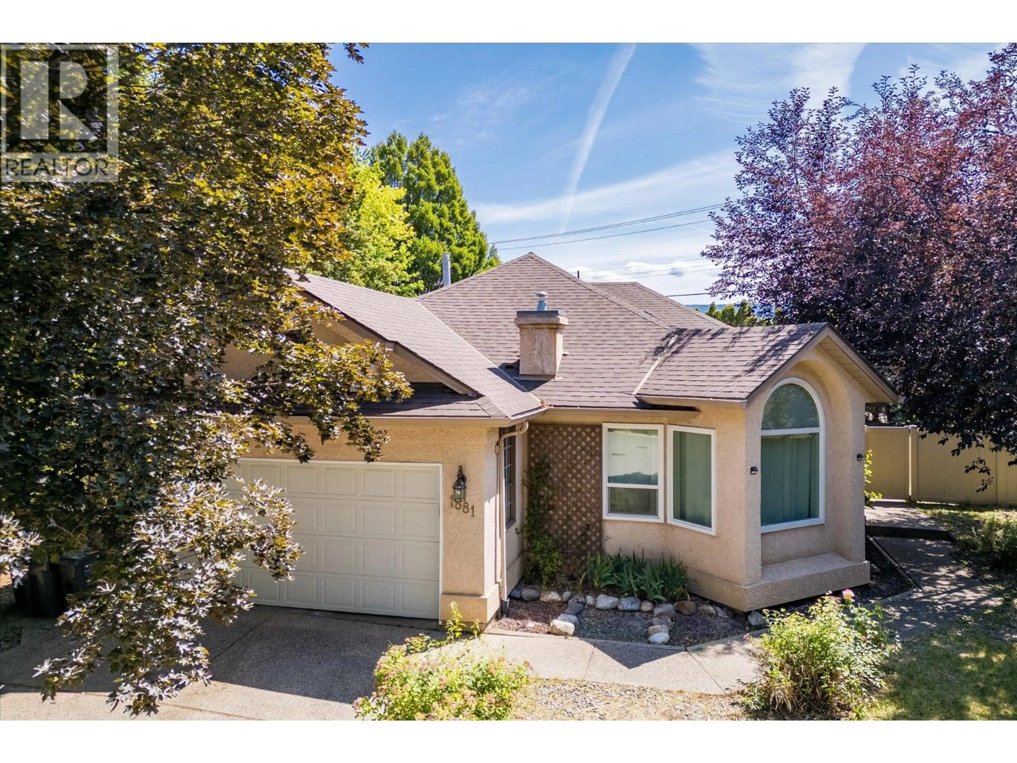 Home with vinyl exterior material, street for 1881 PORTLAND PLACE, Kelowna British Columbia V1V1P9