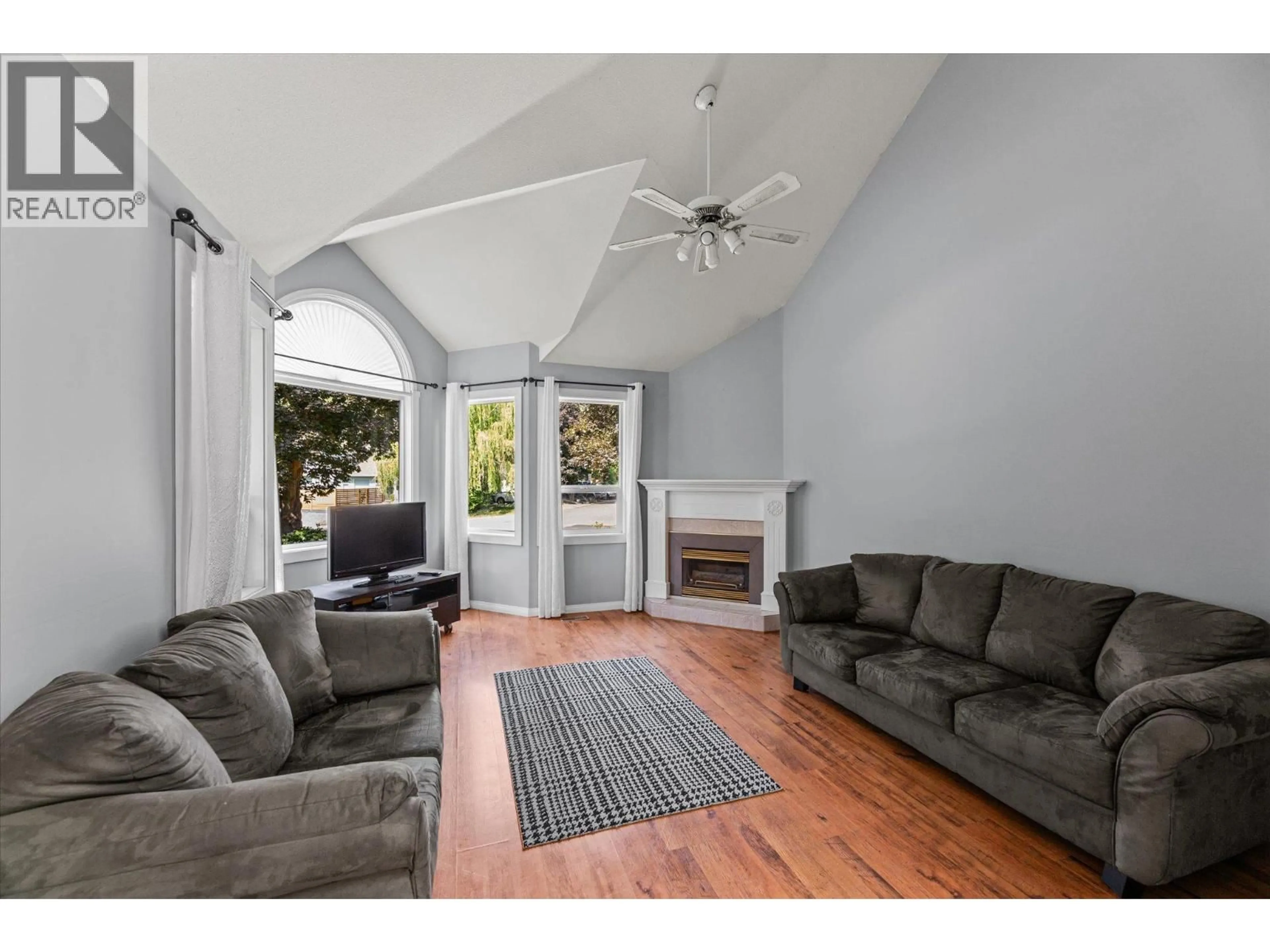 Living room with furniture, unknown for 1881 PORTLAND PLACE, Kelowna British Columbia V1V1P9
