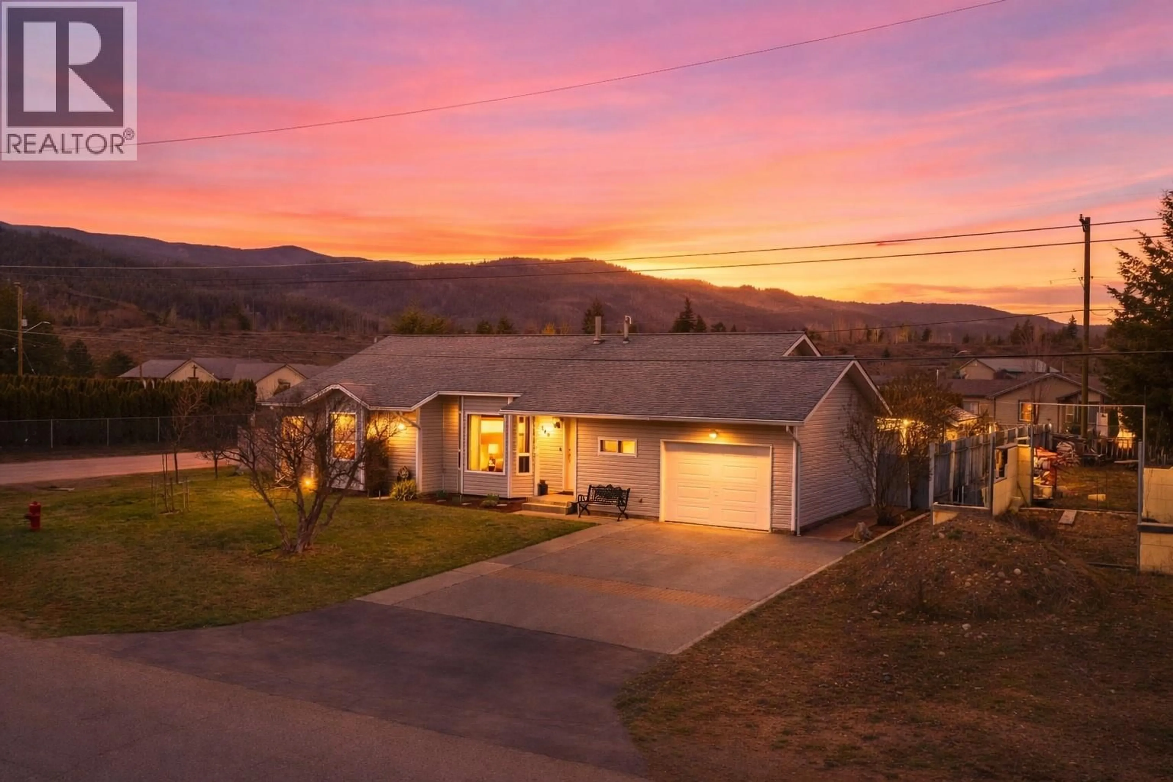 A pic from outside/outdoor area/front of a property/back of a property/a pic from drone, mountain view for 546 ORIOLE WAY, Barriere British Columbia V0E1E0