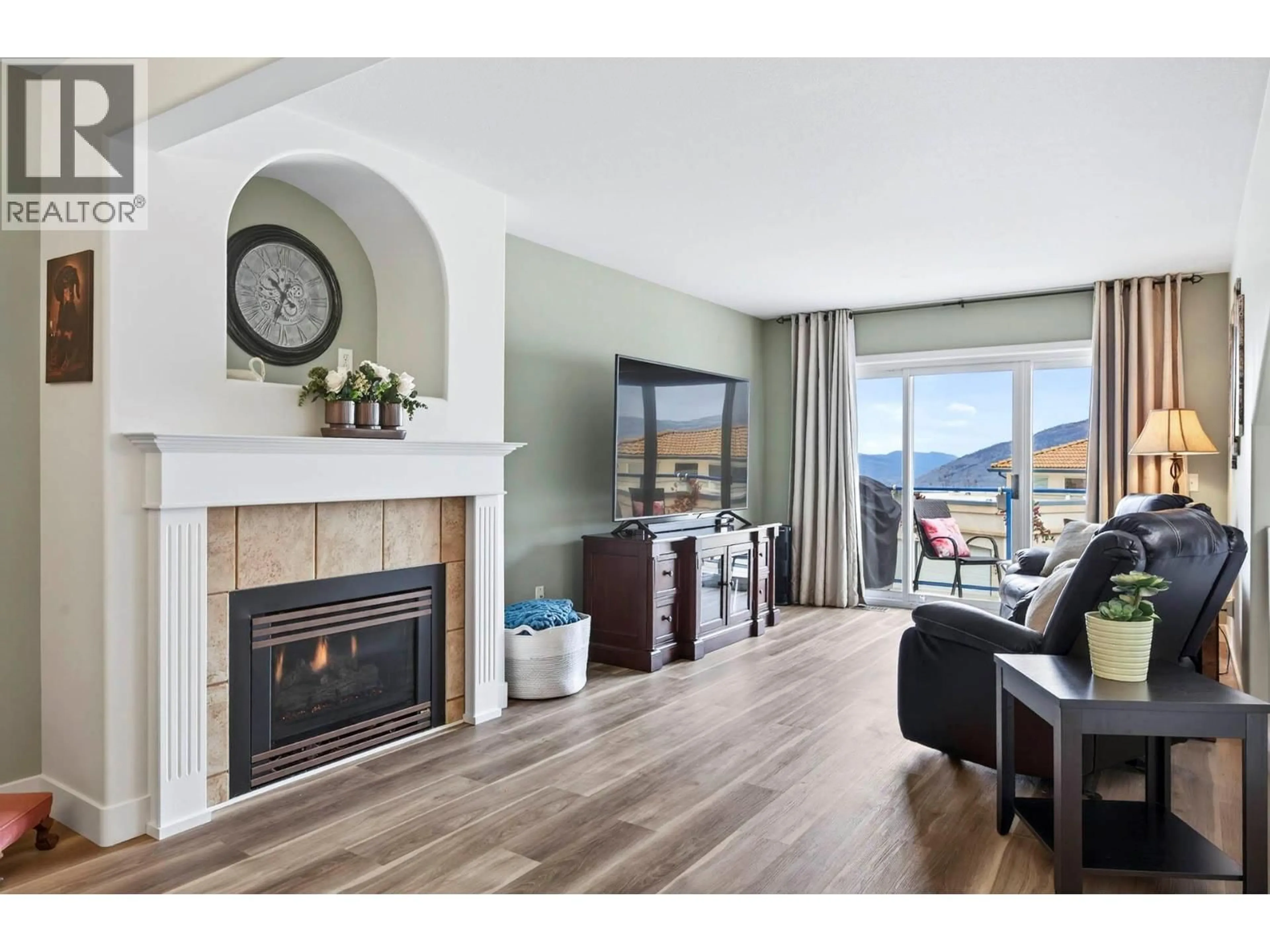 Living room with furniture, wood/laminate floor for 17 - 245 WHISTLER DRIVE, Kamloops British Columbia V2E1W8
