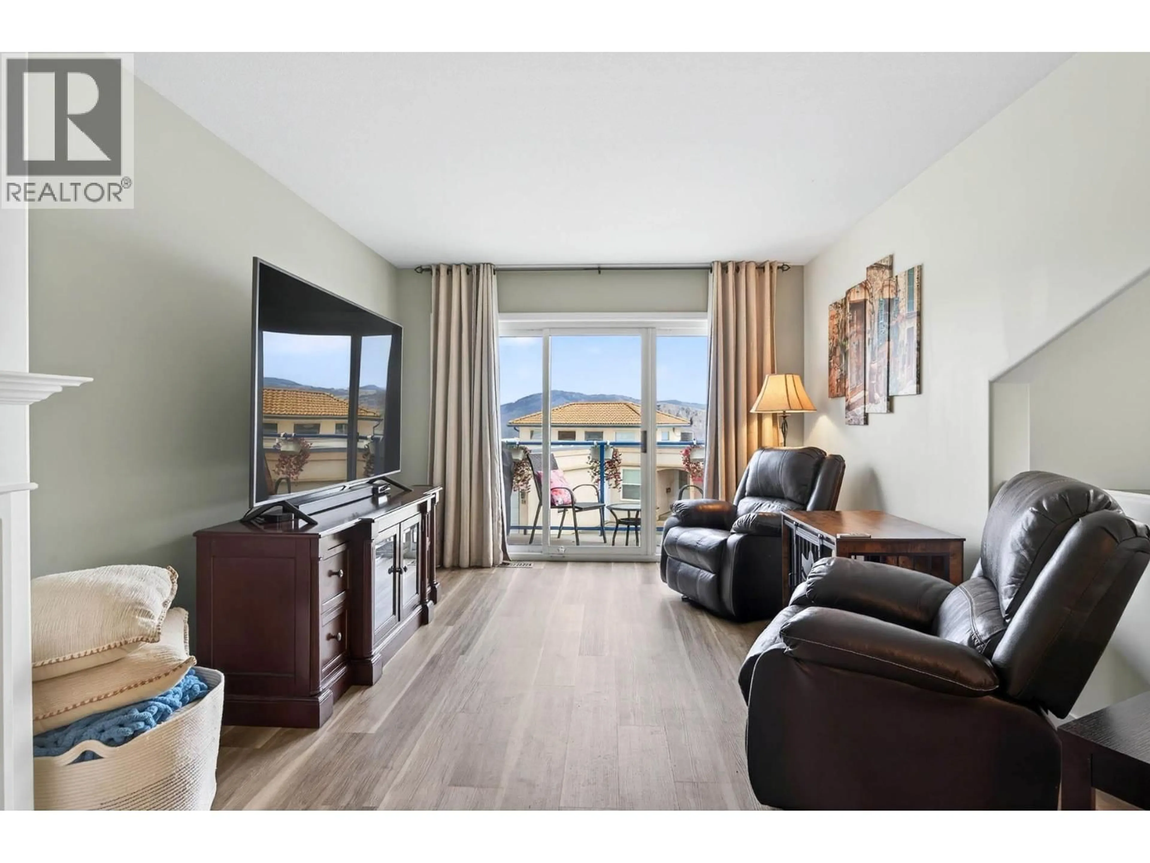 Living room with furniture, wood/laminate floor for 17 - 245 WHISTLER DRIVE, Kamloops British Columbia V2E1W8