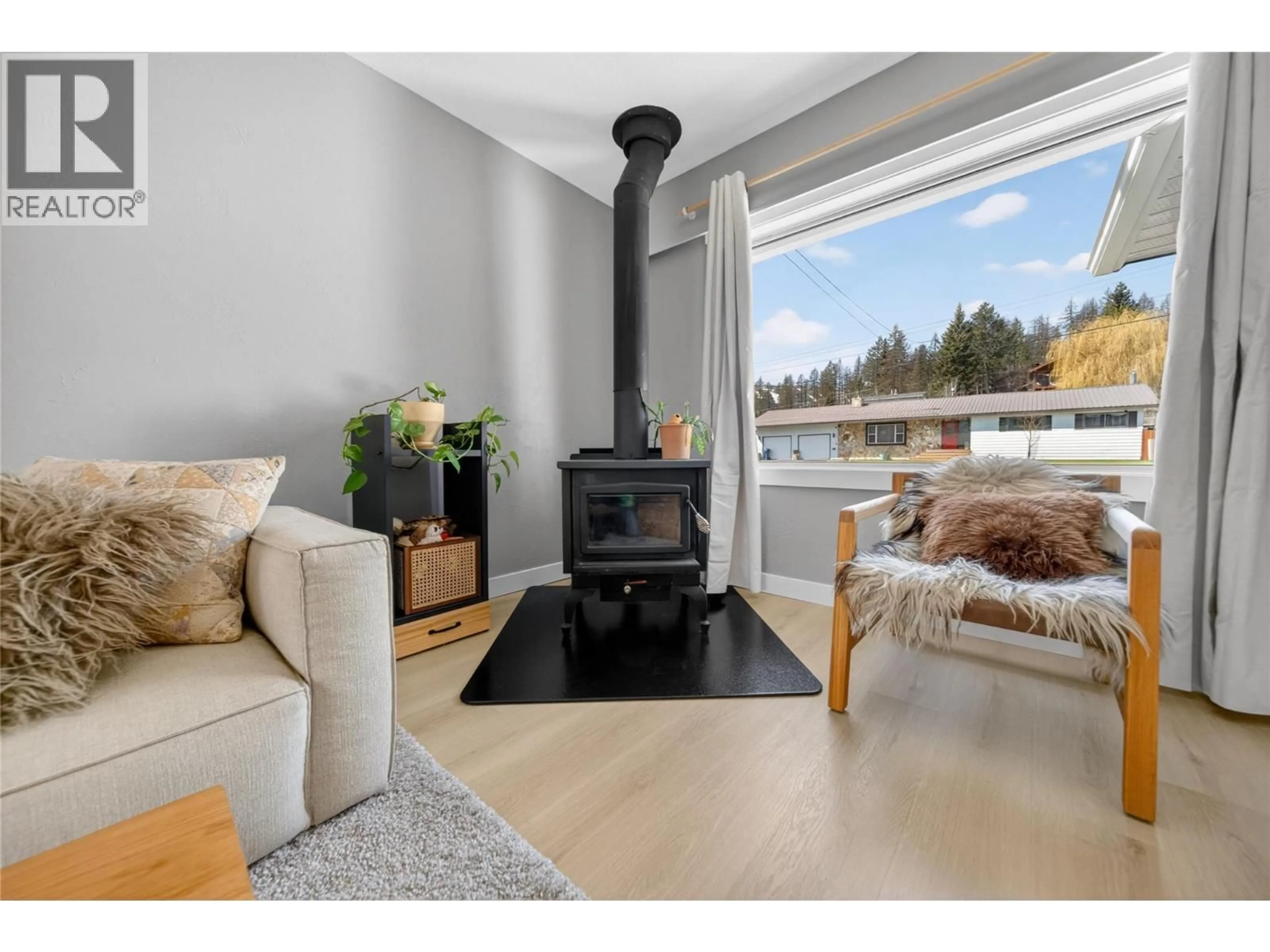 Living room with furniture, wood/laminate floor for 715 6TH AVENUE, Kimberley British Columbia V1A2V9