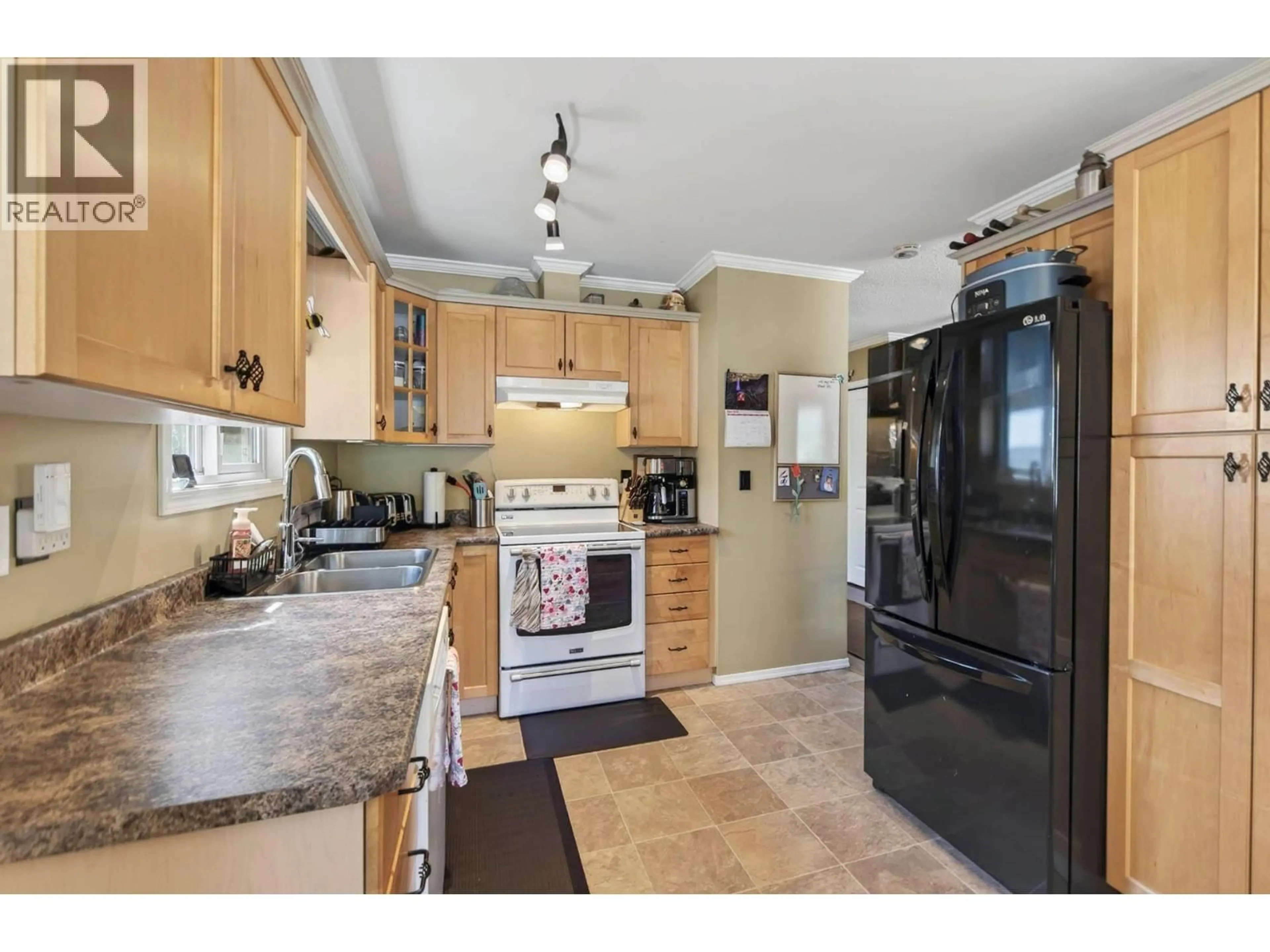 Standard kitchen, ceramic/tile floor for 509 CLEARWATER VALLEY ROAD, Clearwater British Columbia V0E1N1