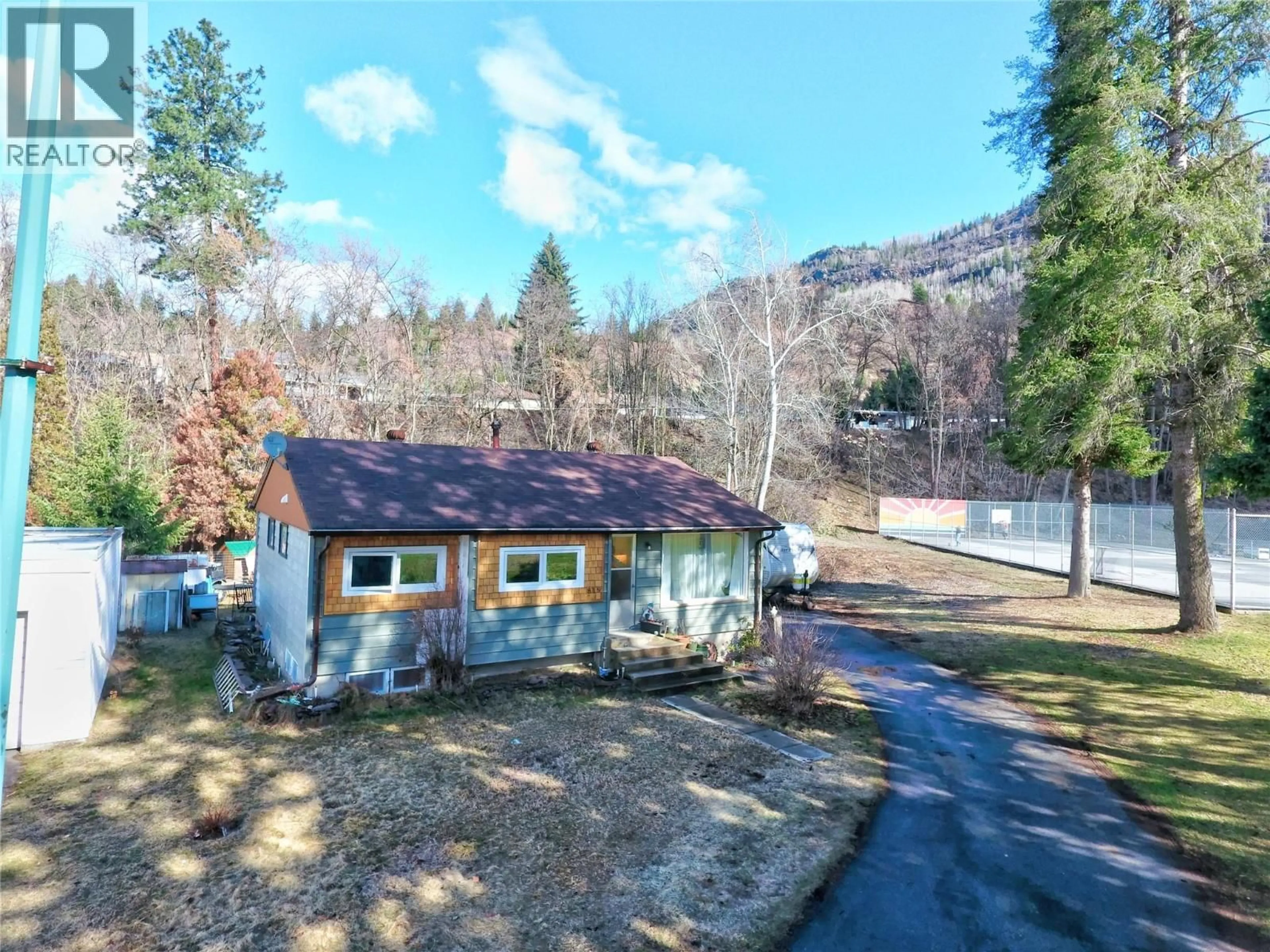 A pic from outside/outdoor area/front of a property/back of a property/a pic from drone, water/lake/river/ocean view for 819 GLEN DRIVE, Trail British Columbia V1R1B5