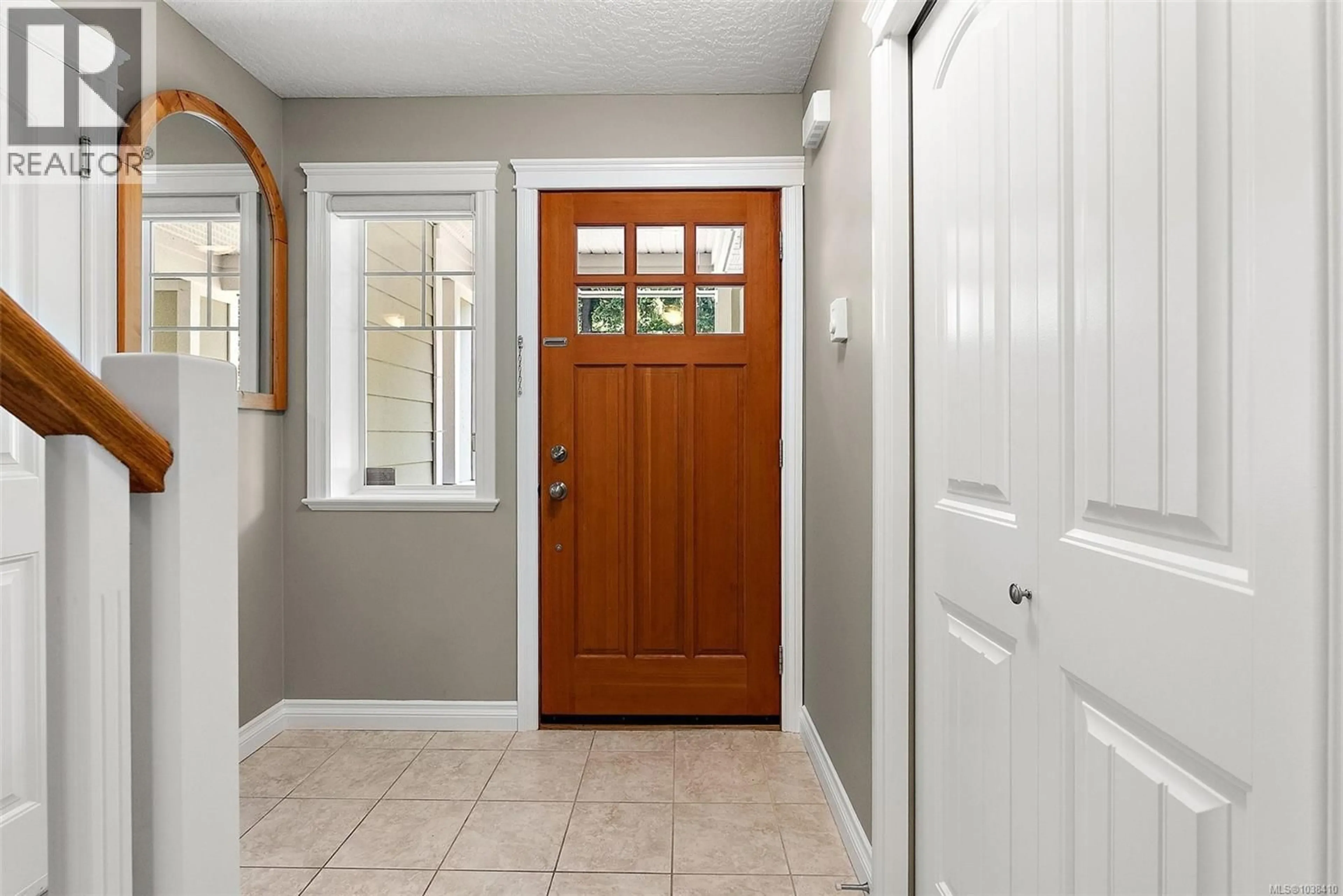 Indoor entryway for 1998 HAWKINS PLACE, Highlands British Columbia V9B0E3