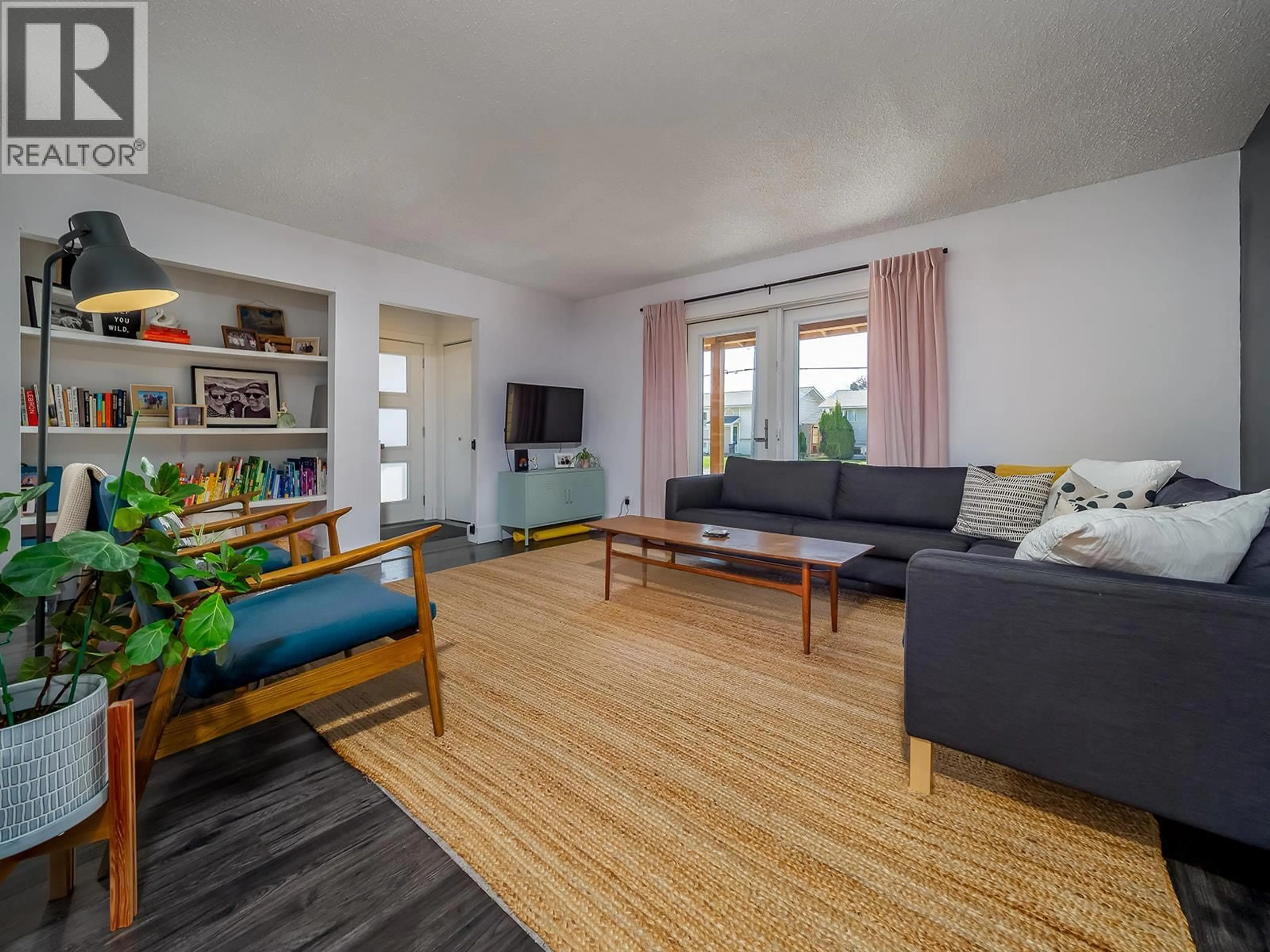 Living room with furniture, unknown for 805 13TH STREET, Golden British Columbia V0A1H0