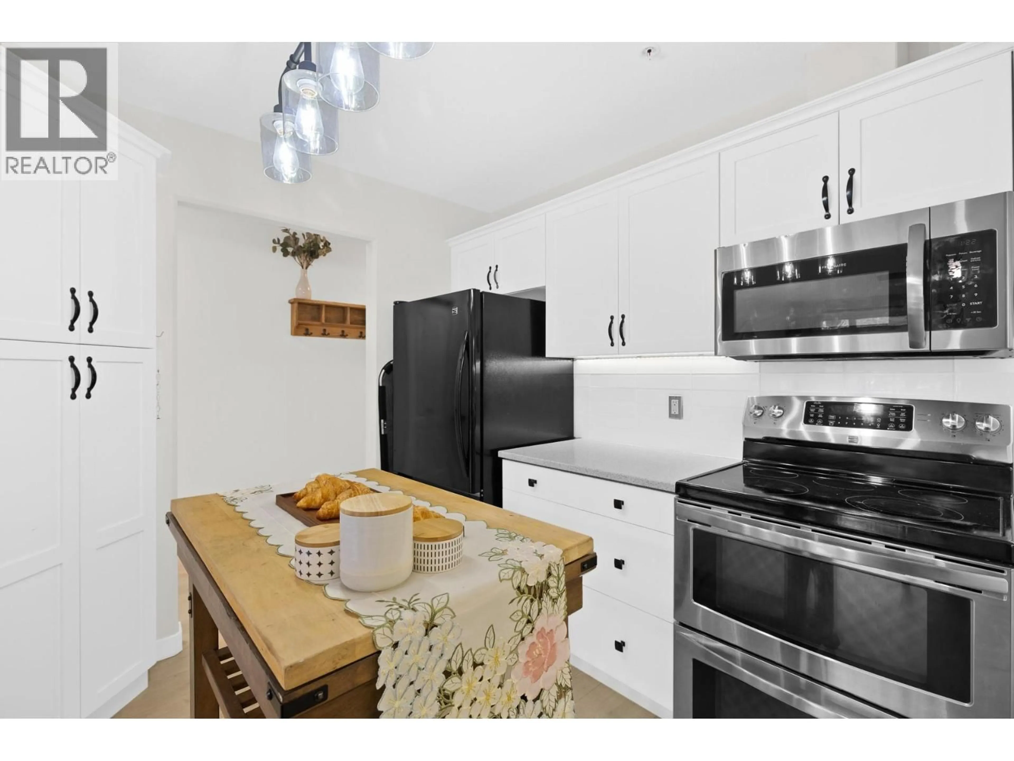 Standard kitchen, unknown for 106 - 303 WHITMAN ROAD, Kelowna British Columbia V1V2P3