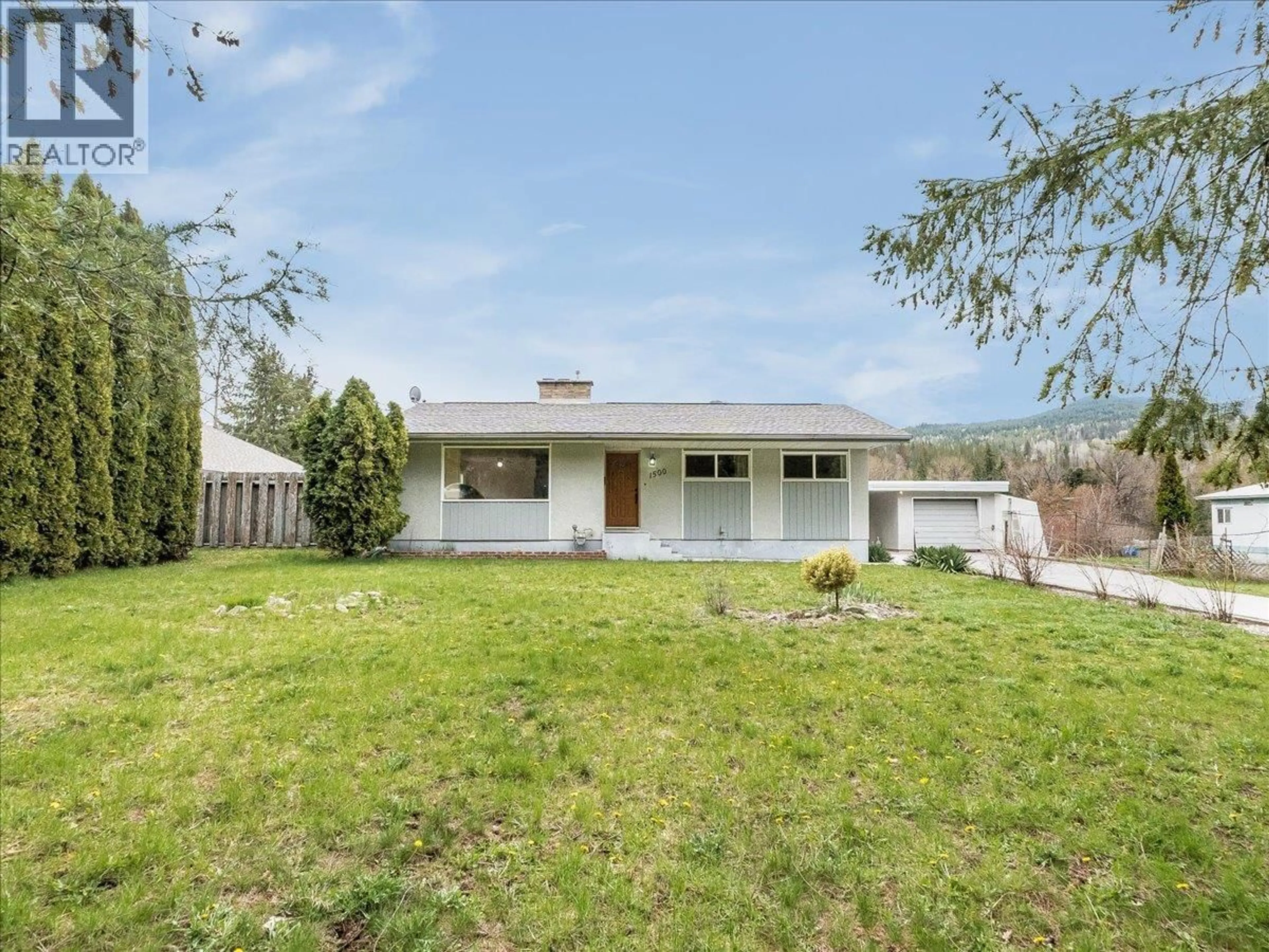 Home with vinyl exterior material, street for 1500 3B HWY OTHER, Fruitvale British Columbia V0G1L1