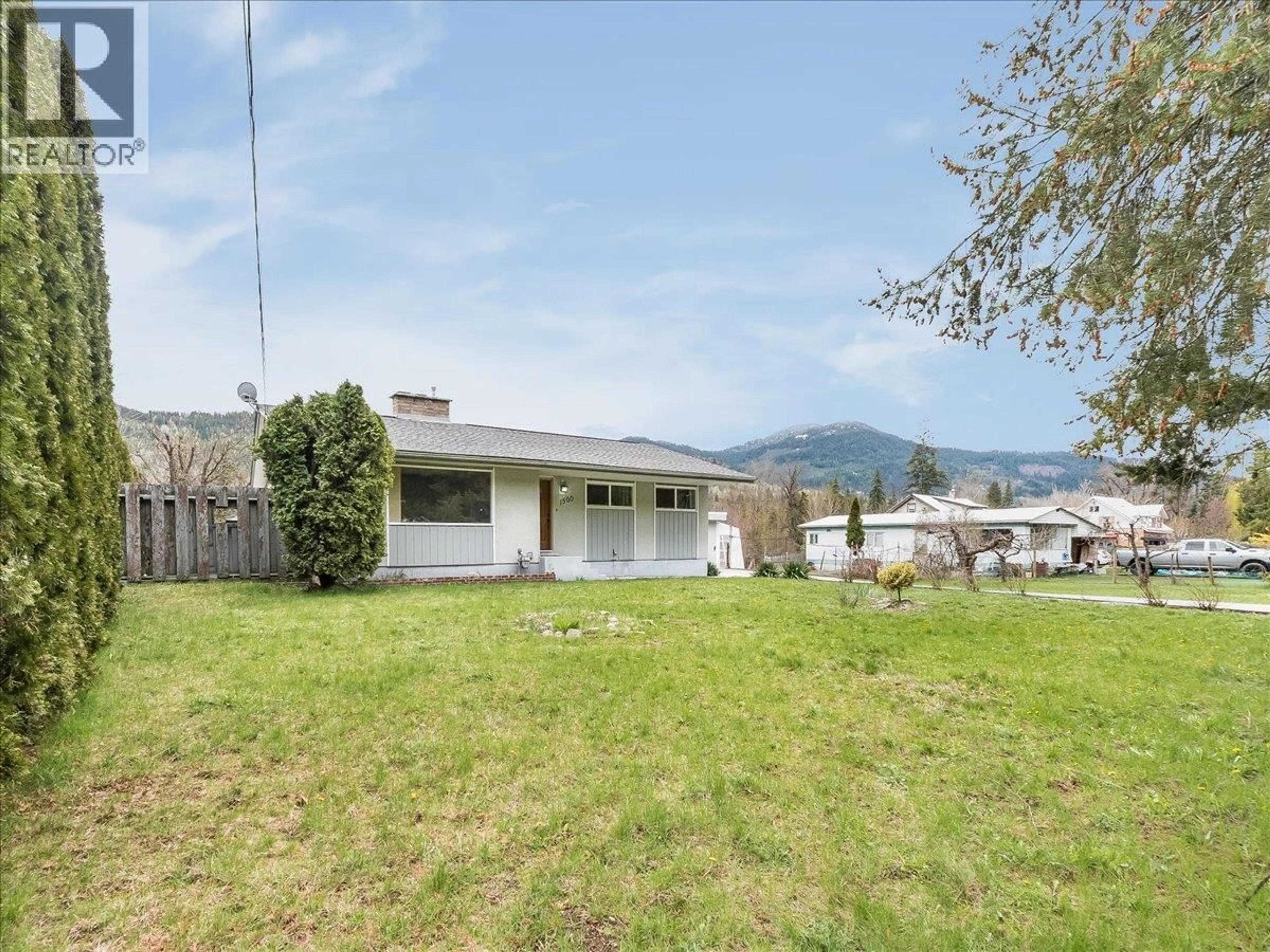 A pic from outside/outdoor area/front of a property/back of a property/a pic from drone, mountain view for 1500 3B HWY OTHER, Fruitvale British Columbia V0G1L1