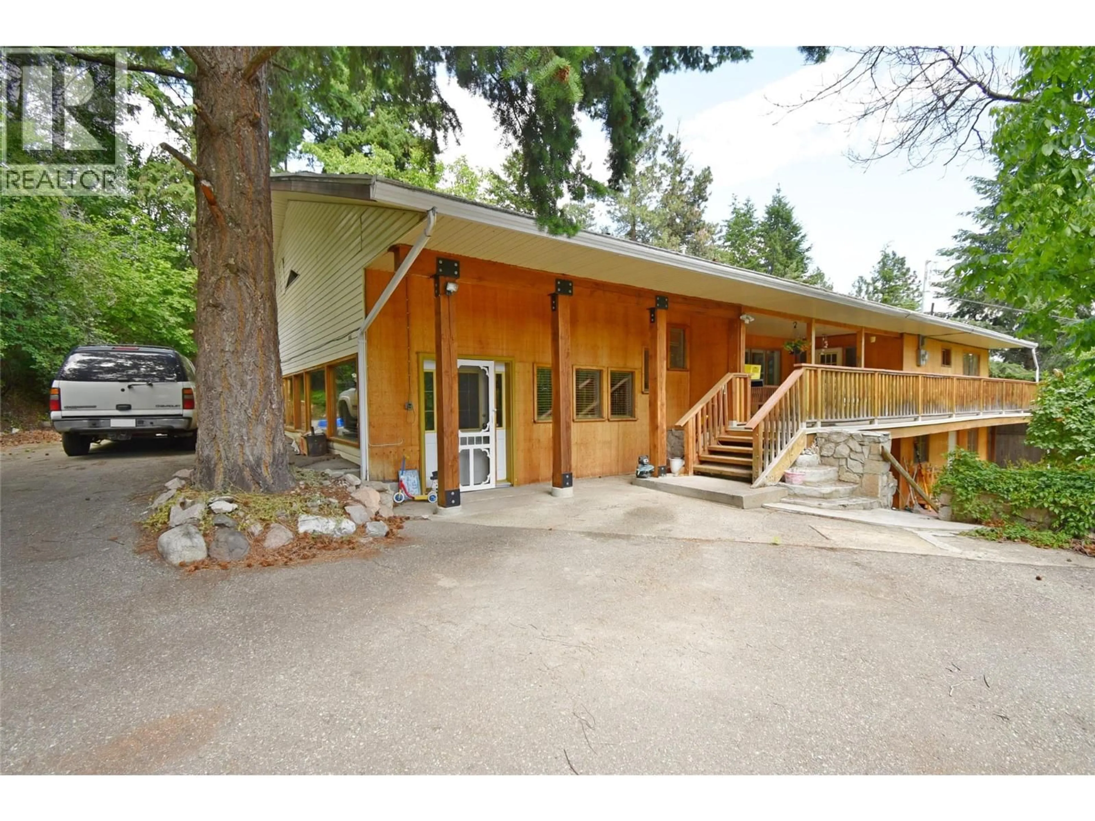 Indoor foyer for 382 KILDARE WAY, Vernon British Columbia V1H2C7