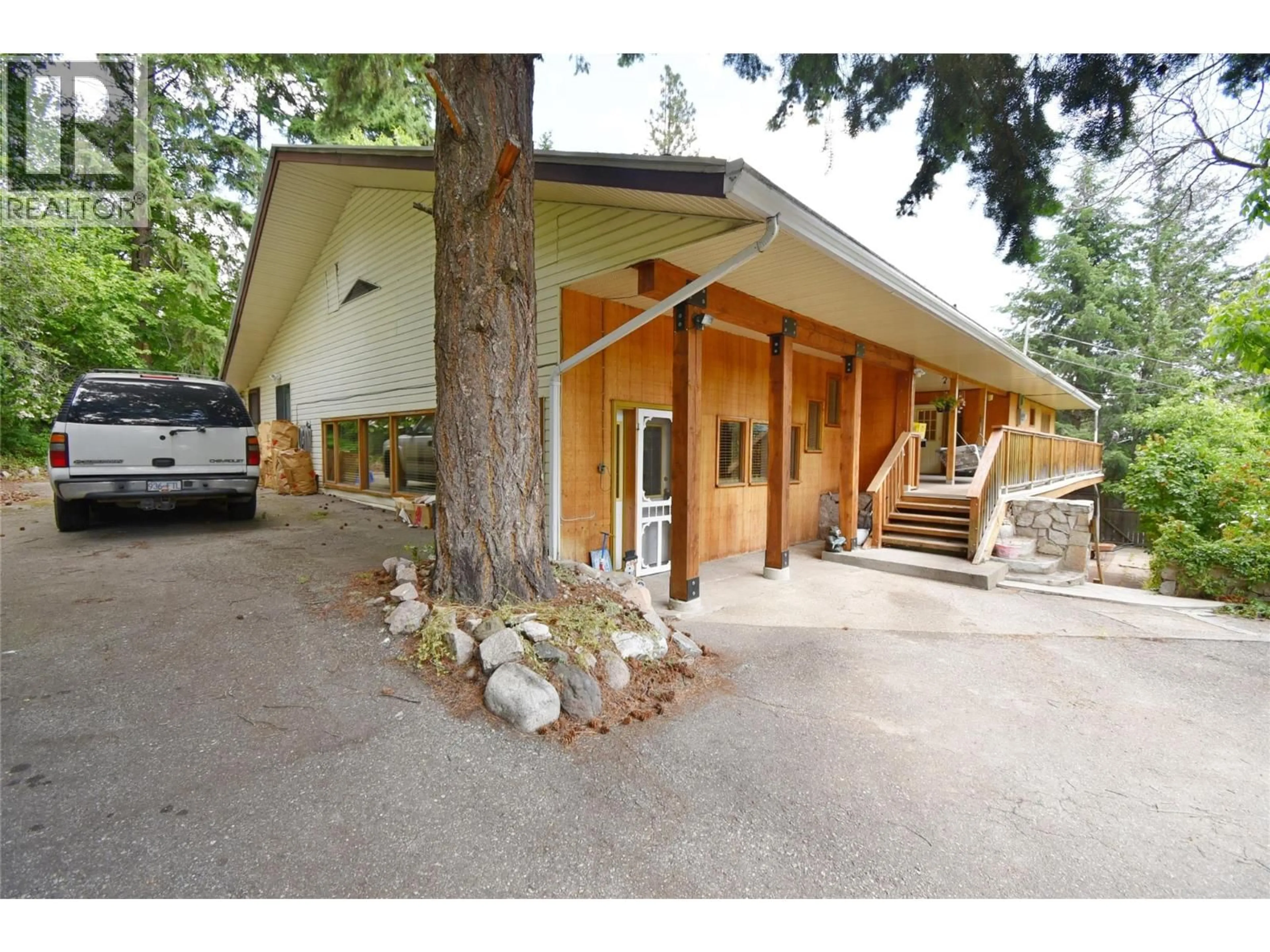 Indoor foyer for 382 KILDARE WAY, Vernon British Columbia V1H2C7