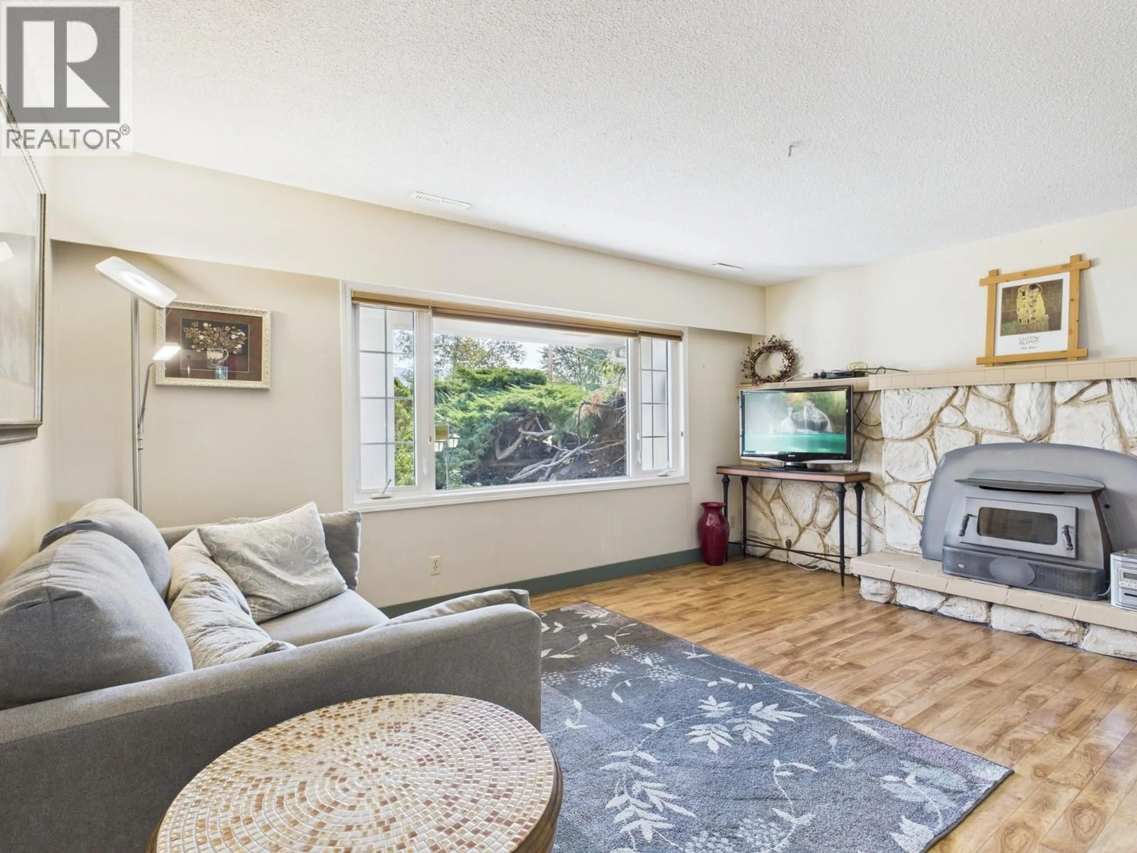 Living room with furniture, unknown for 28 FINCH CRESCENT, Osoyoos British Columbia V0H1V1