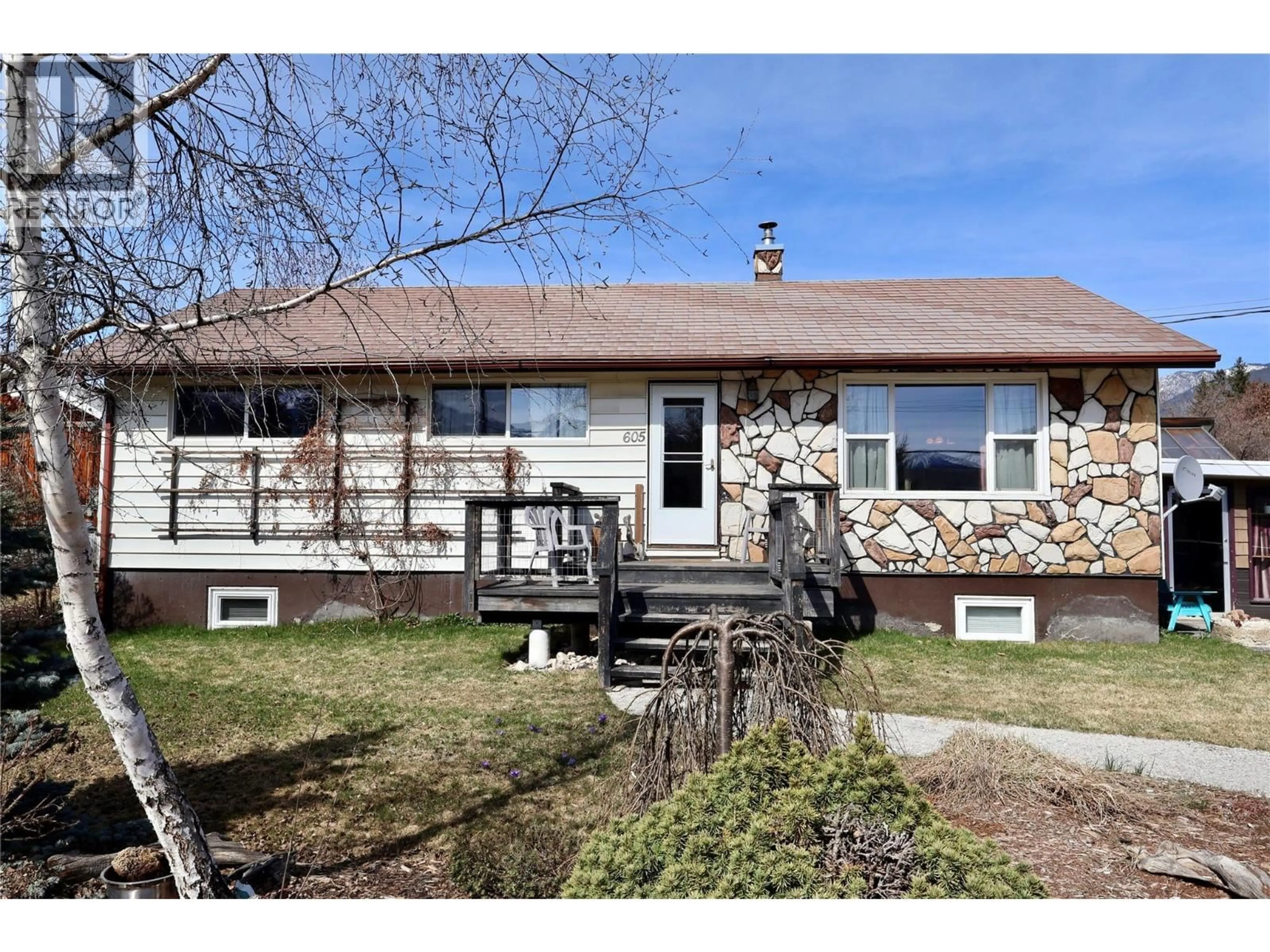 Home with vinyl exterior material, street for 605 8TH STREET, Golden British Columbia V0A1H0