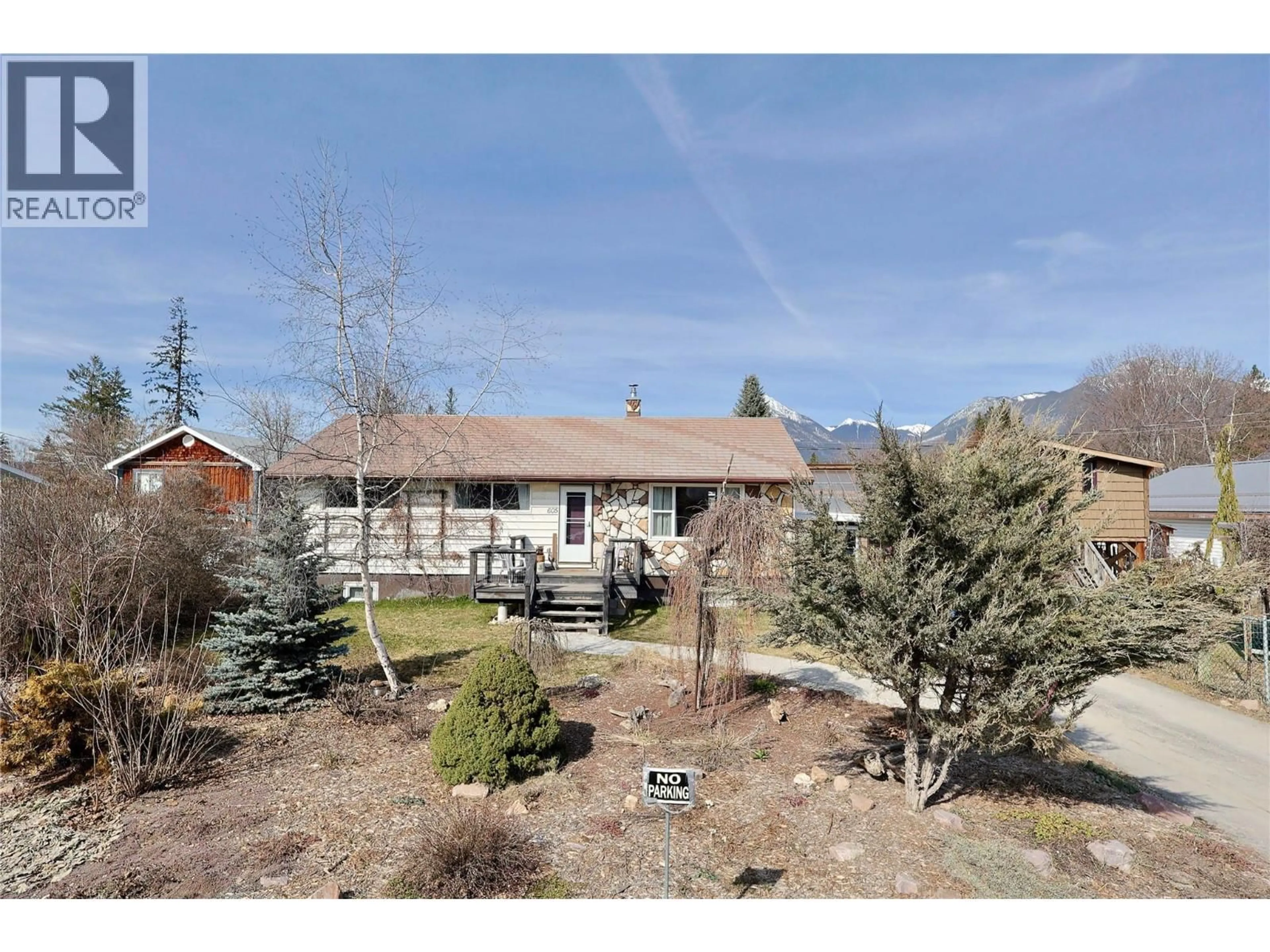 A pic from outside/outdoor area/front of a property/back of a property/a pic from drone, mountain view for 605 8TH STREET, Golden British Columbia V0A1H0