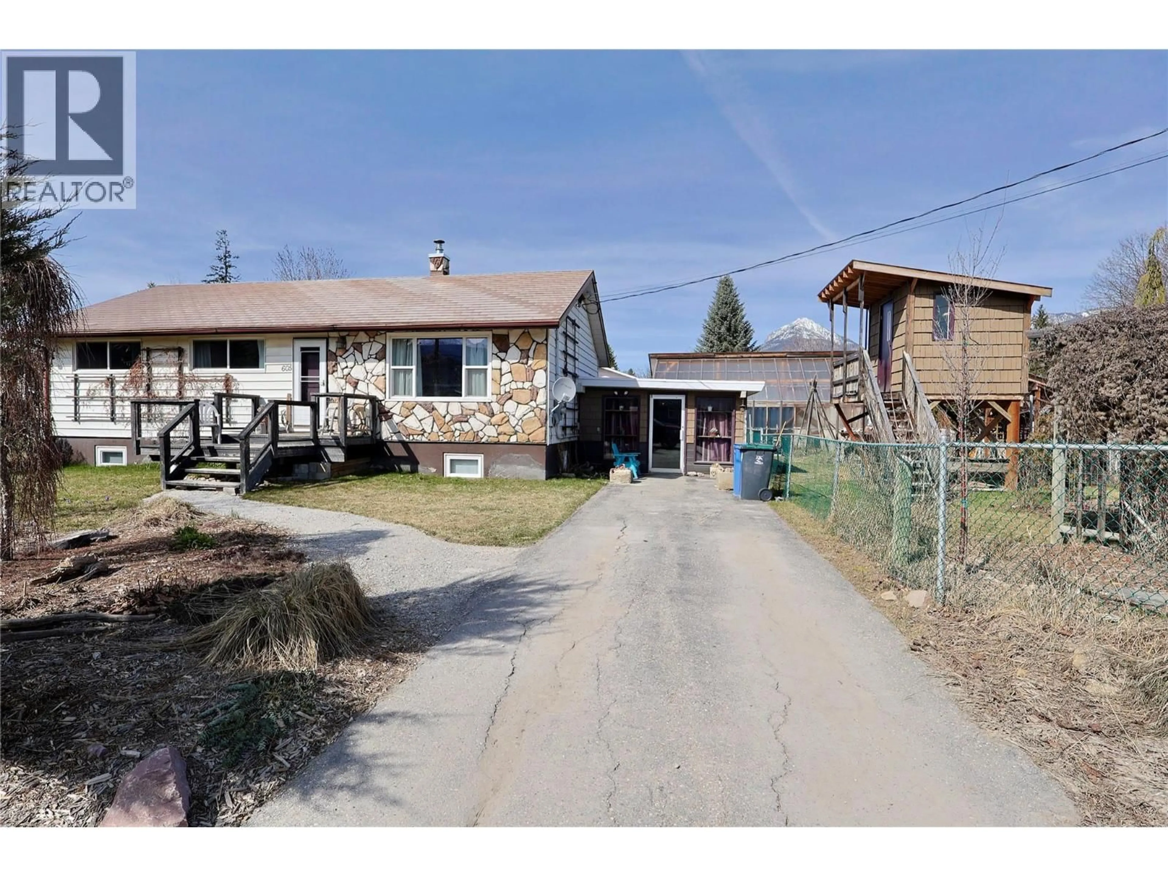 A pic from outside/outdoor area/front of a property/back of a property/a pic from drone, street for 605 8TH STREET, Golden British Columbia V0A1H0