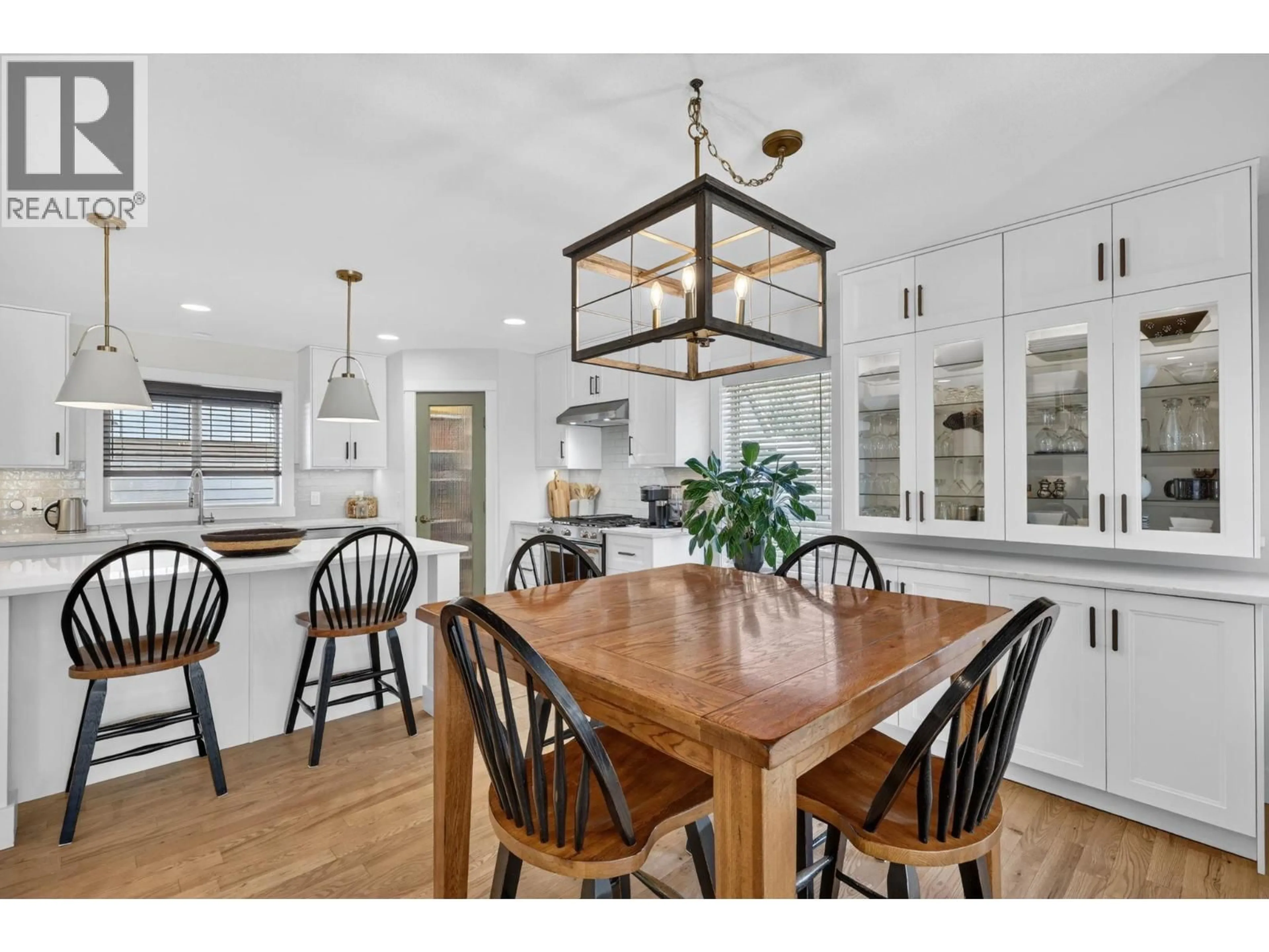 Open concept kitchen, wood/laminate floor for 434 STILL POND PLACE, Kelowna British Columbia V1V2V4