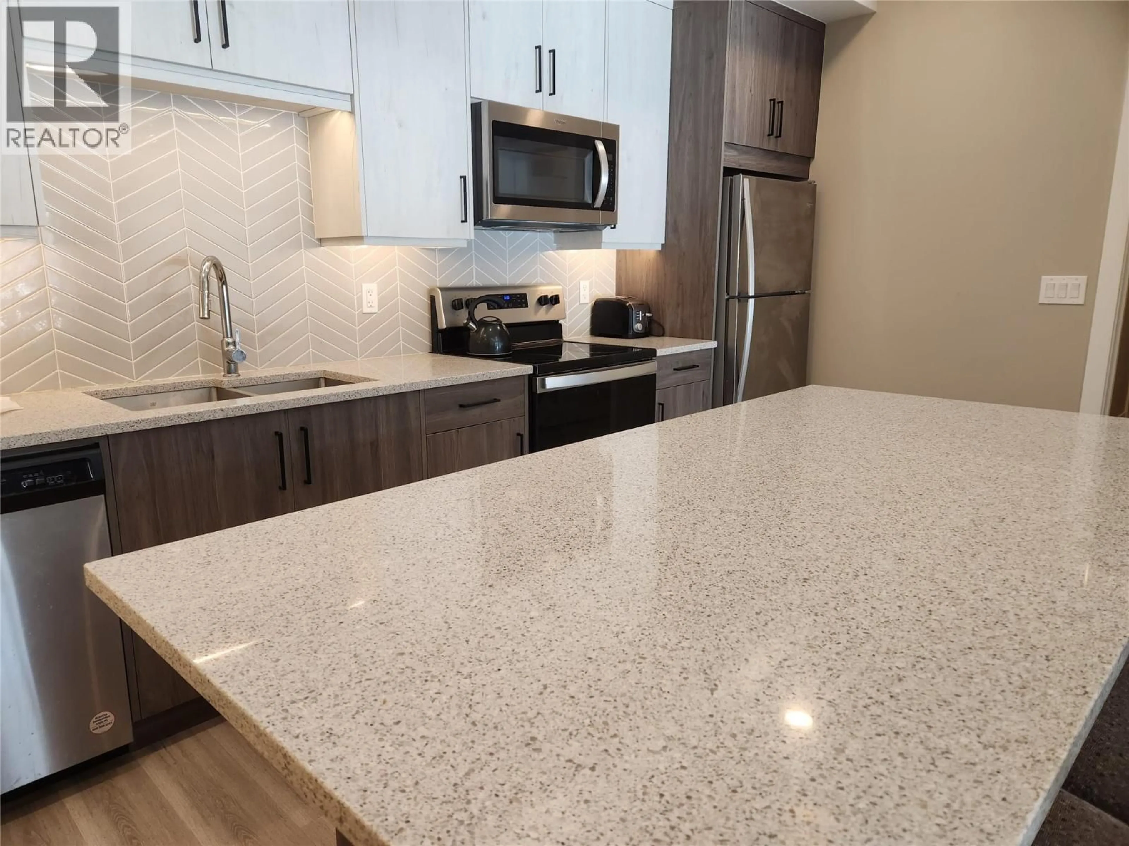 Open concept kitchen, ceramic/tile floor for 201 - 1200 11 AVENUE, Golden British Columbia V0A1H0