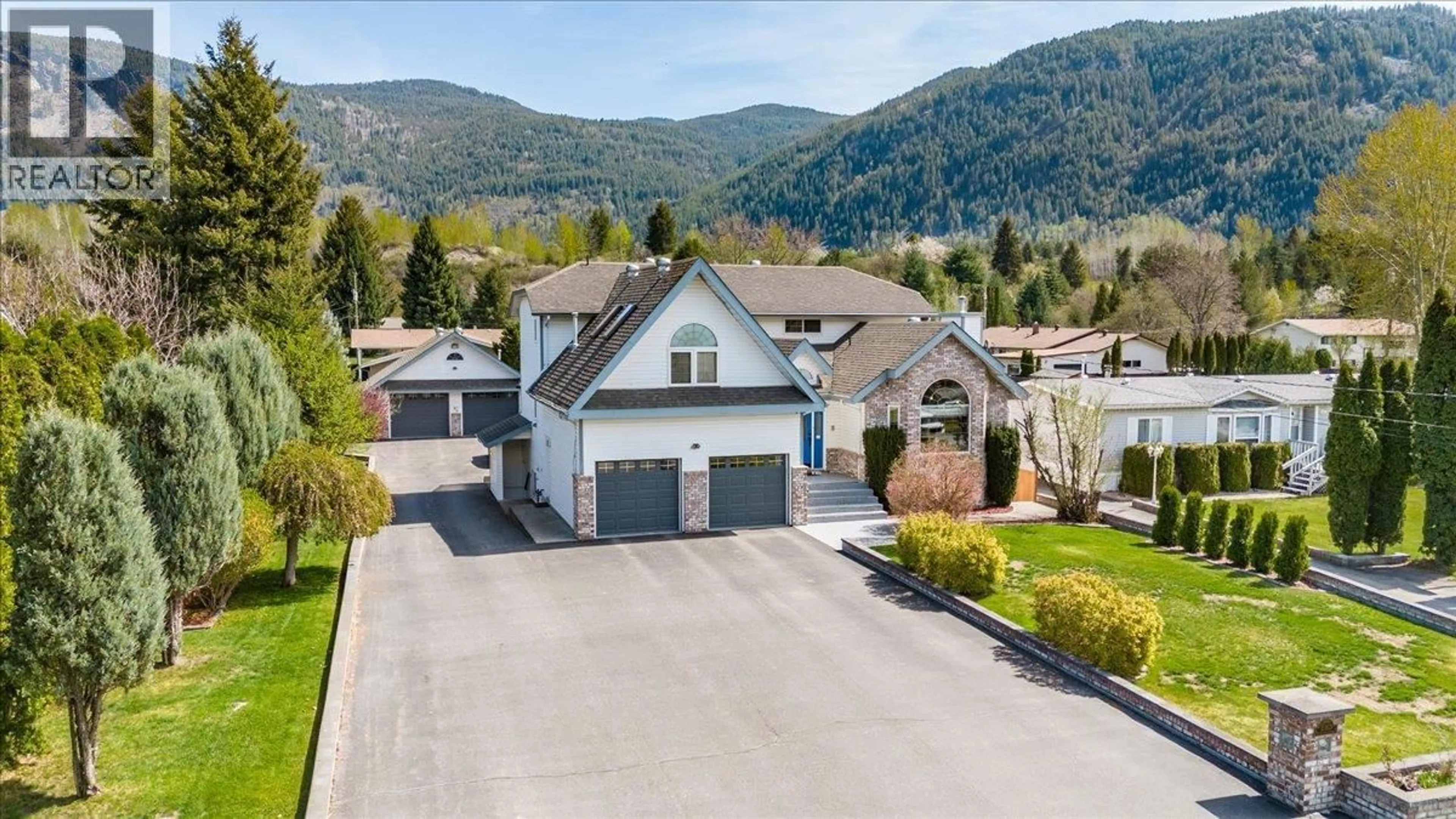 A pic from outside/outdoor area/front of a property/back of a property/a pic from drone, mountain view for 1063 BRIDGEVIEW CRESCENT, Castlegar British Columbia V1N3H7