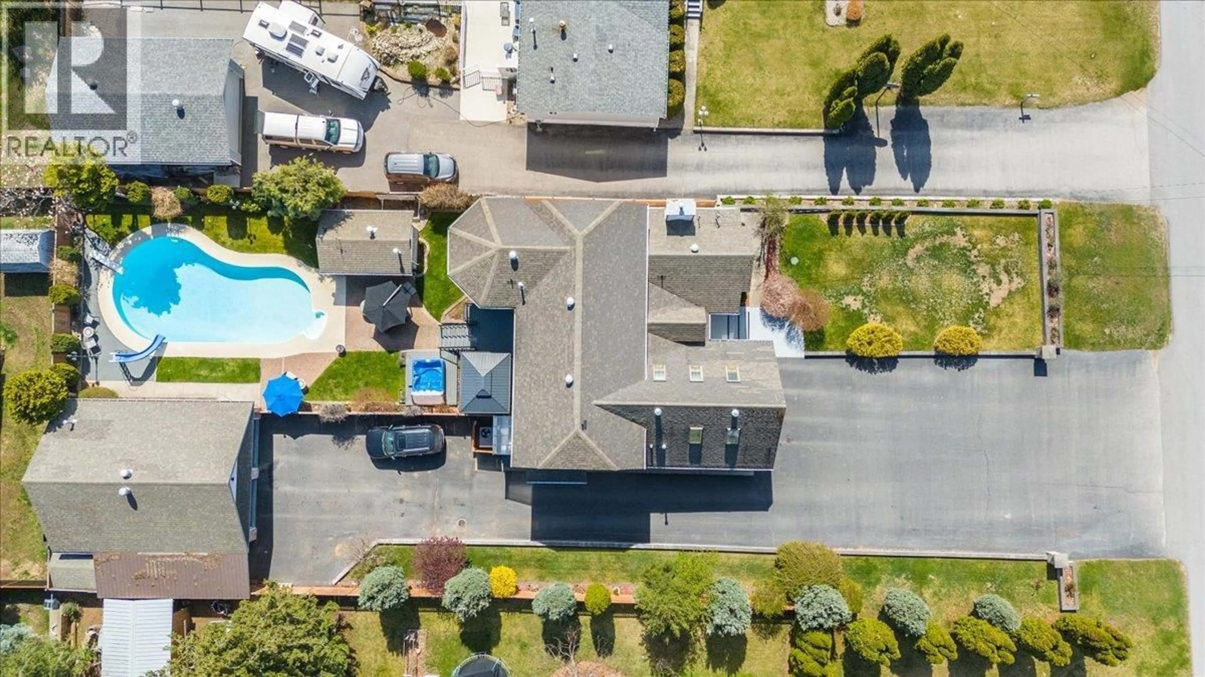 A pic from outside/outdoor area/front of a property/back of a property/a pic from drone, street for 1063 BRIDGEVIEW CRESCENT, Castlegar British Columbia V1N3H7