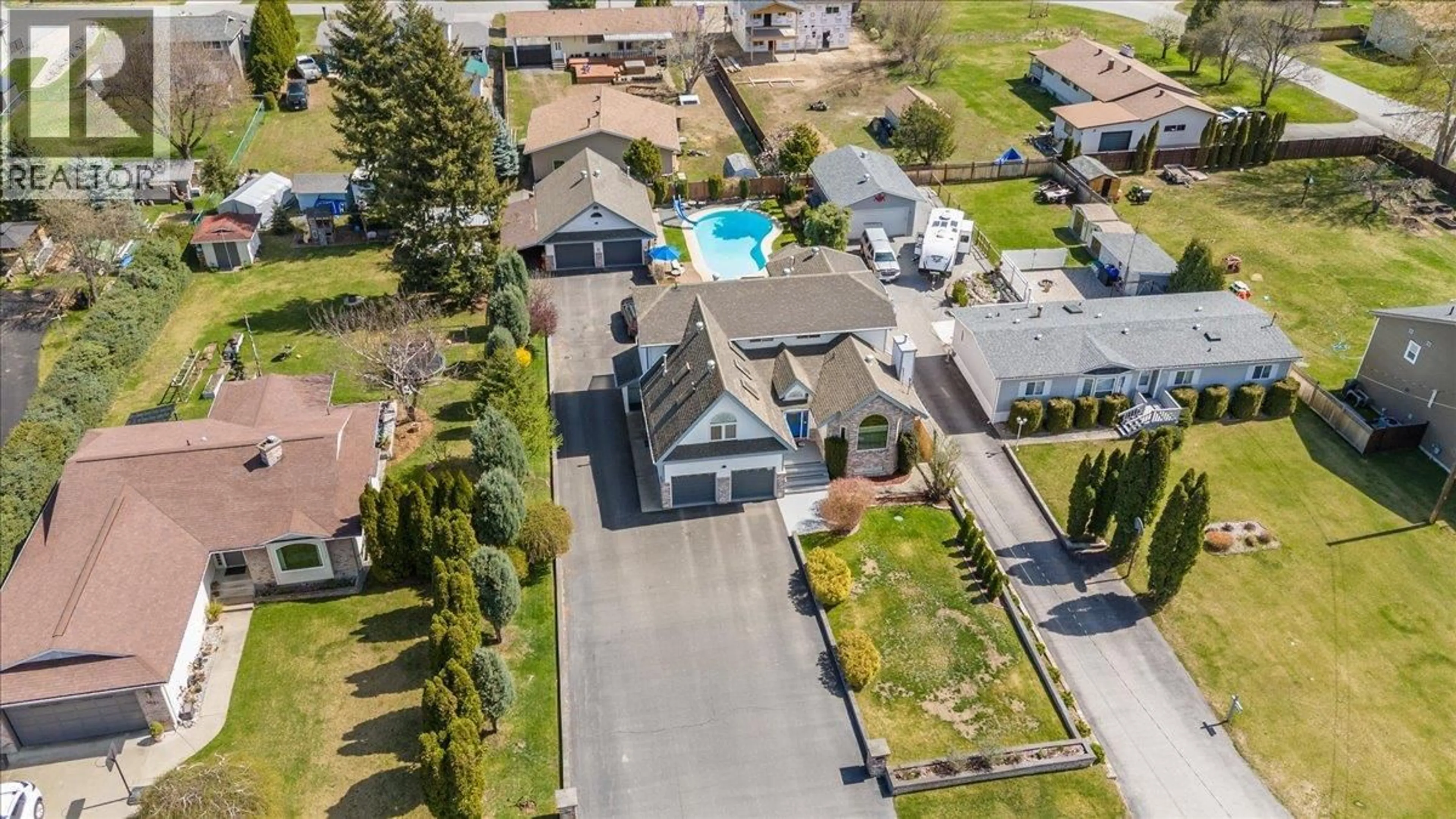 A pic from outside/outdoor area/front of a property/back of a property/a pic from drone, street for 1063 BRIDGEVIEW CRESCENT, Castlegar British Columbia V1N3H7