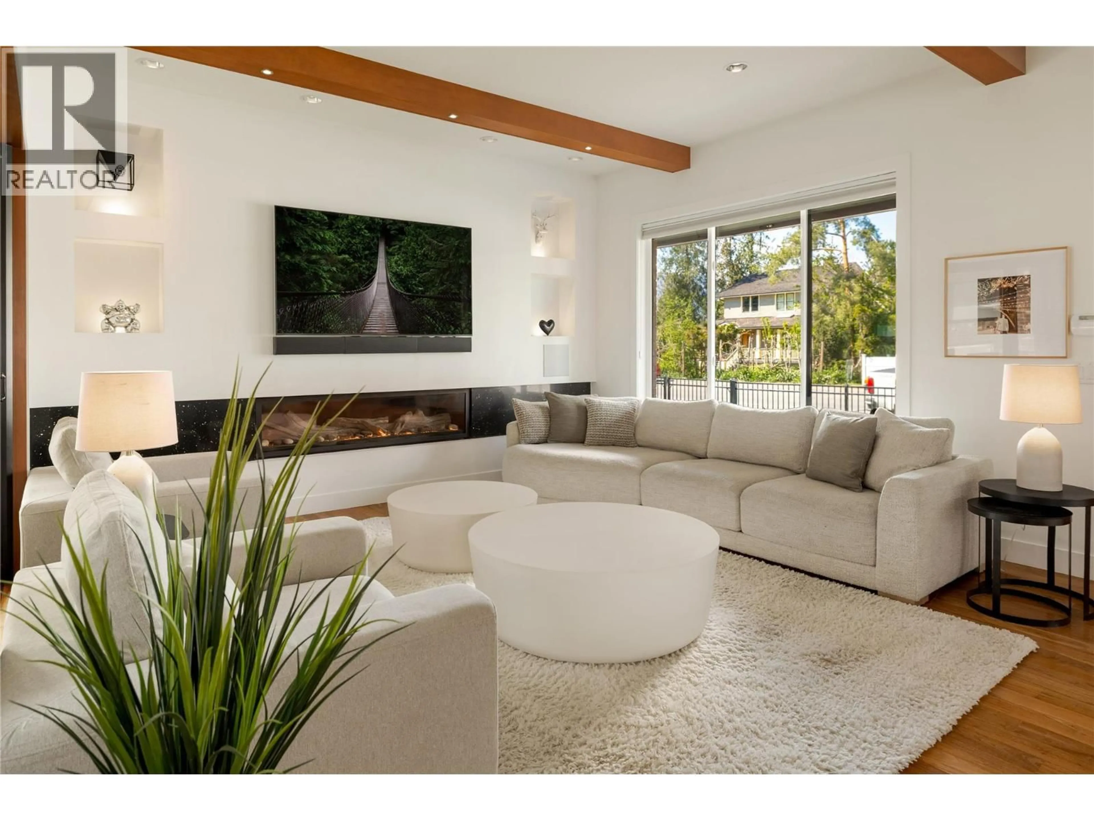 Living room with furniture, unknown for 385 CADDER AVENUE, Kelowna British Columbia V1Y5M9