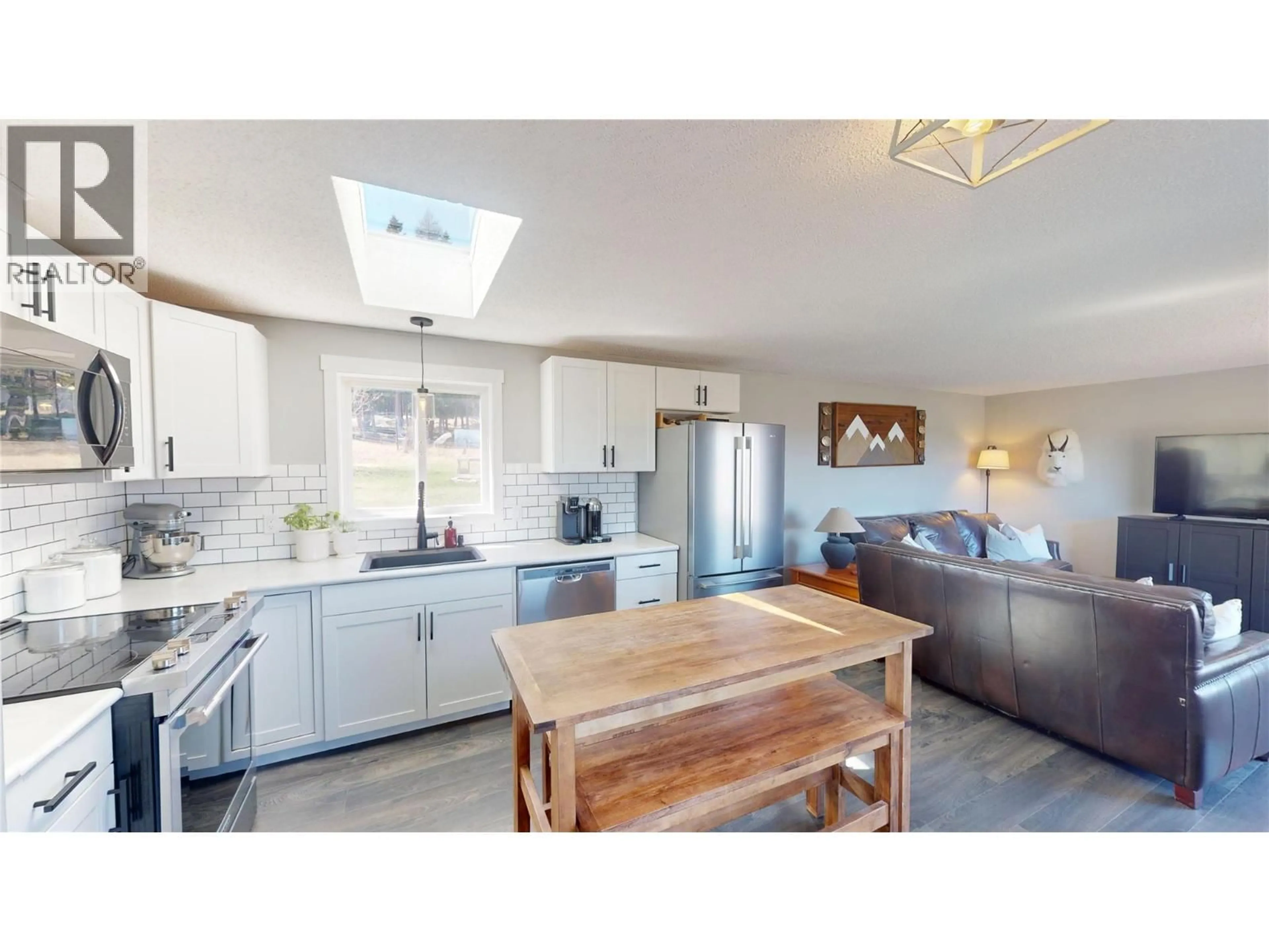 Open concept kitchen, ceramic/tile floor for 3251 45TH STREET SOUTH, Cranbrook British Columbia V1C7A1