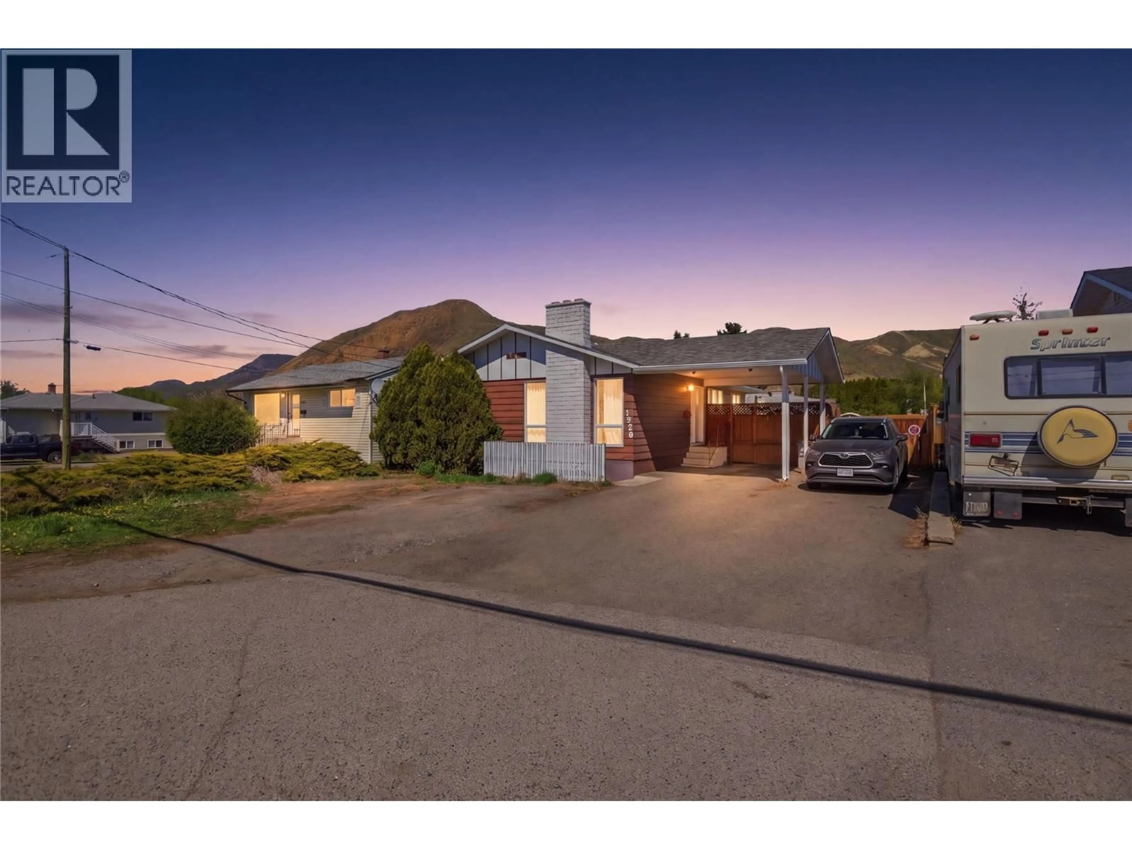 A pic from outside/outdoor area/front of a property/back of a property/a pic from drone, unknown for 1938 PARKCREST AVENUE, Kamloops British Columbia V2B4X3