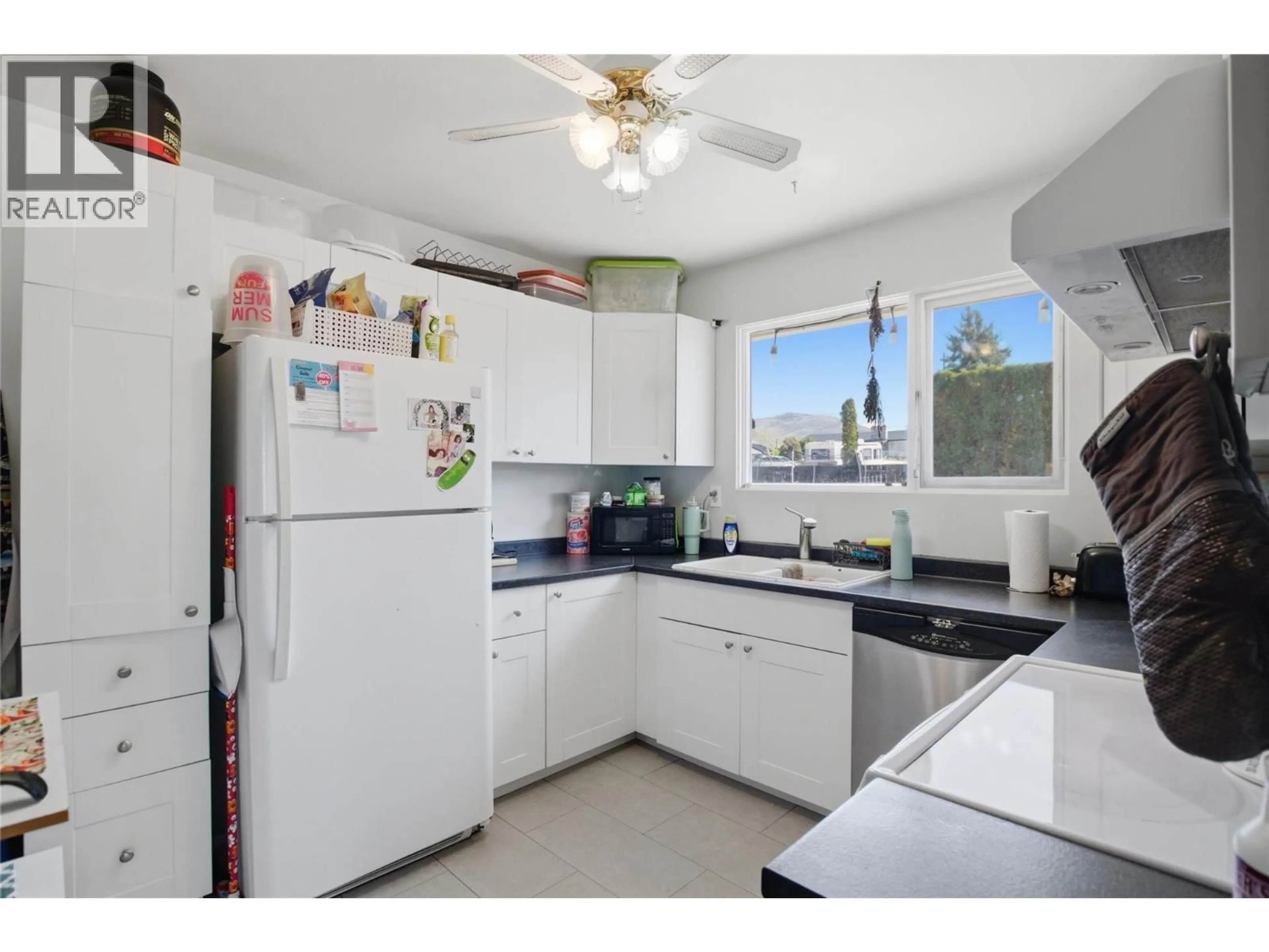 Standard kitchen, unknown for 1938 PARKCREST AVENUE, Kamloops British Columbia V2B4X3