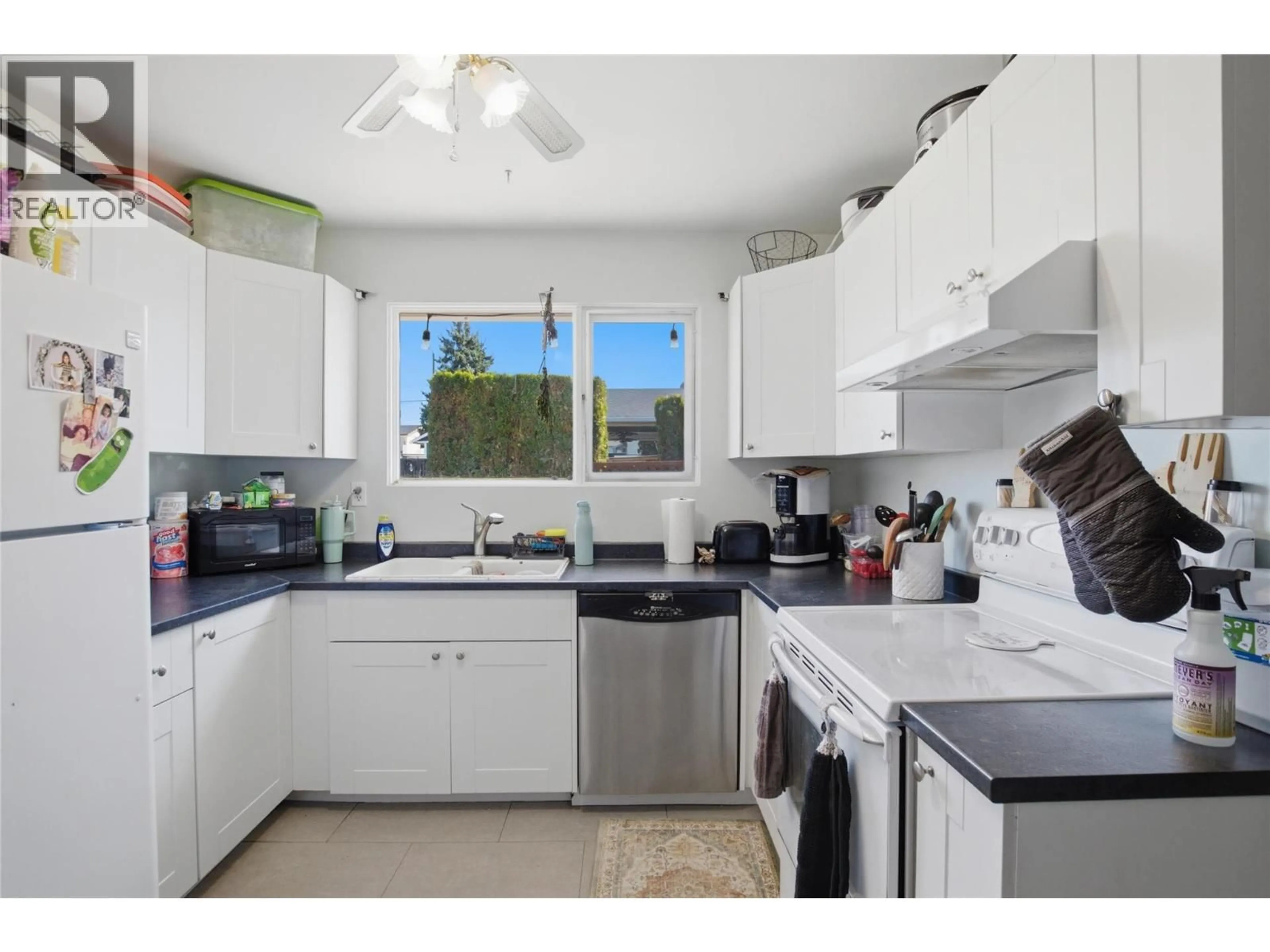 Standard kitchen, unknown for 1938 PARKCREST AVENUE, Kamloops British Columbia V2B4X3