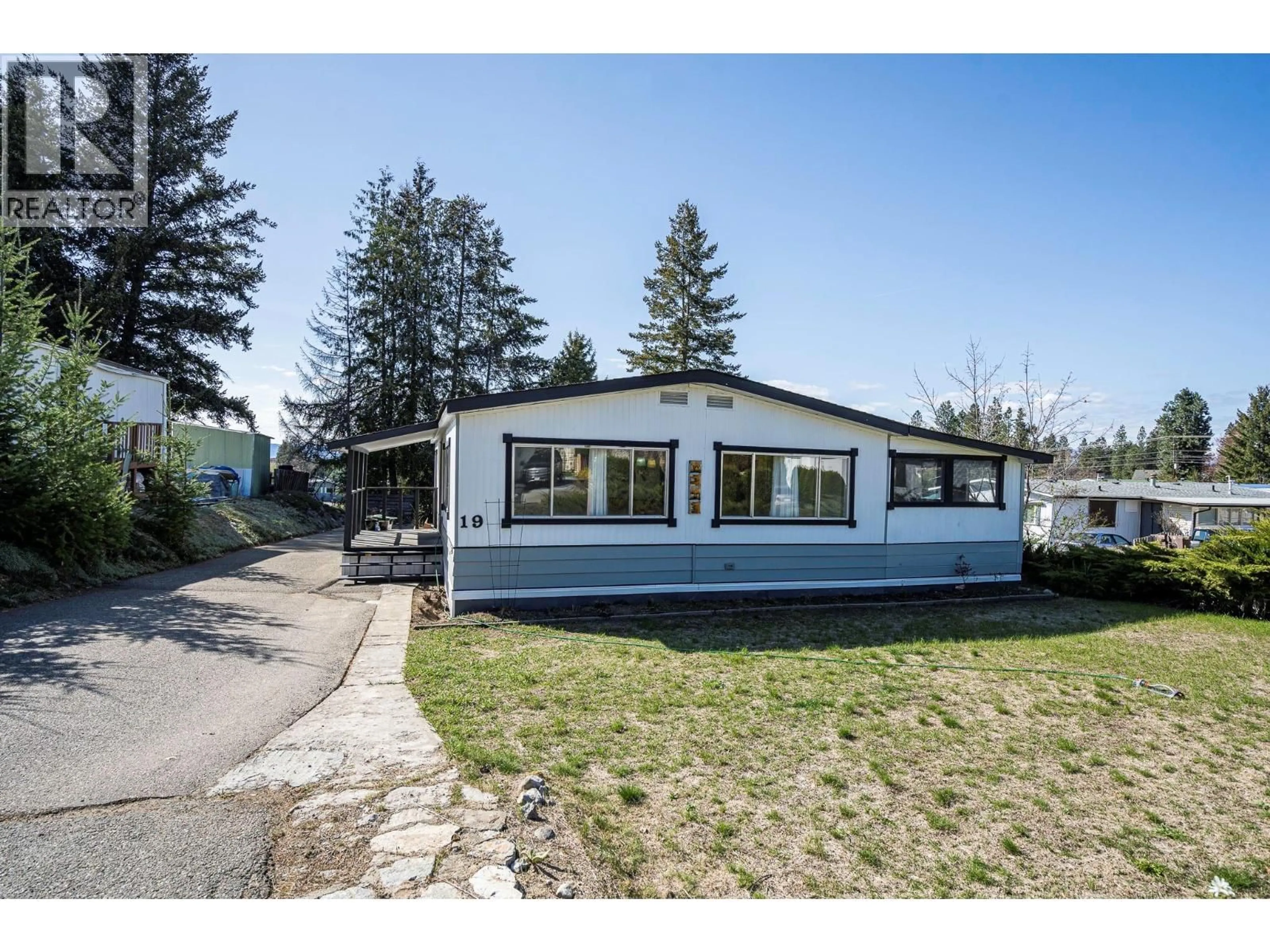 Home with vinyl exterior material, street for 19 - 3535 MCCULLOCH ROAD, Kelowna British Columbia V1W4R8