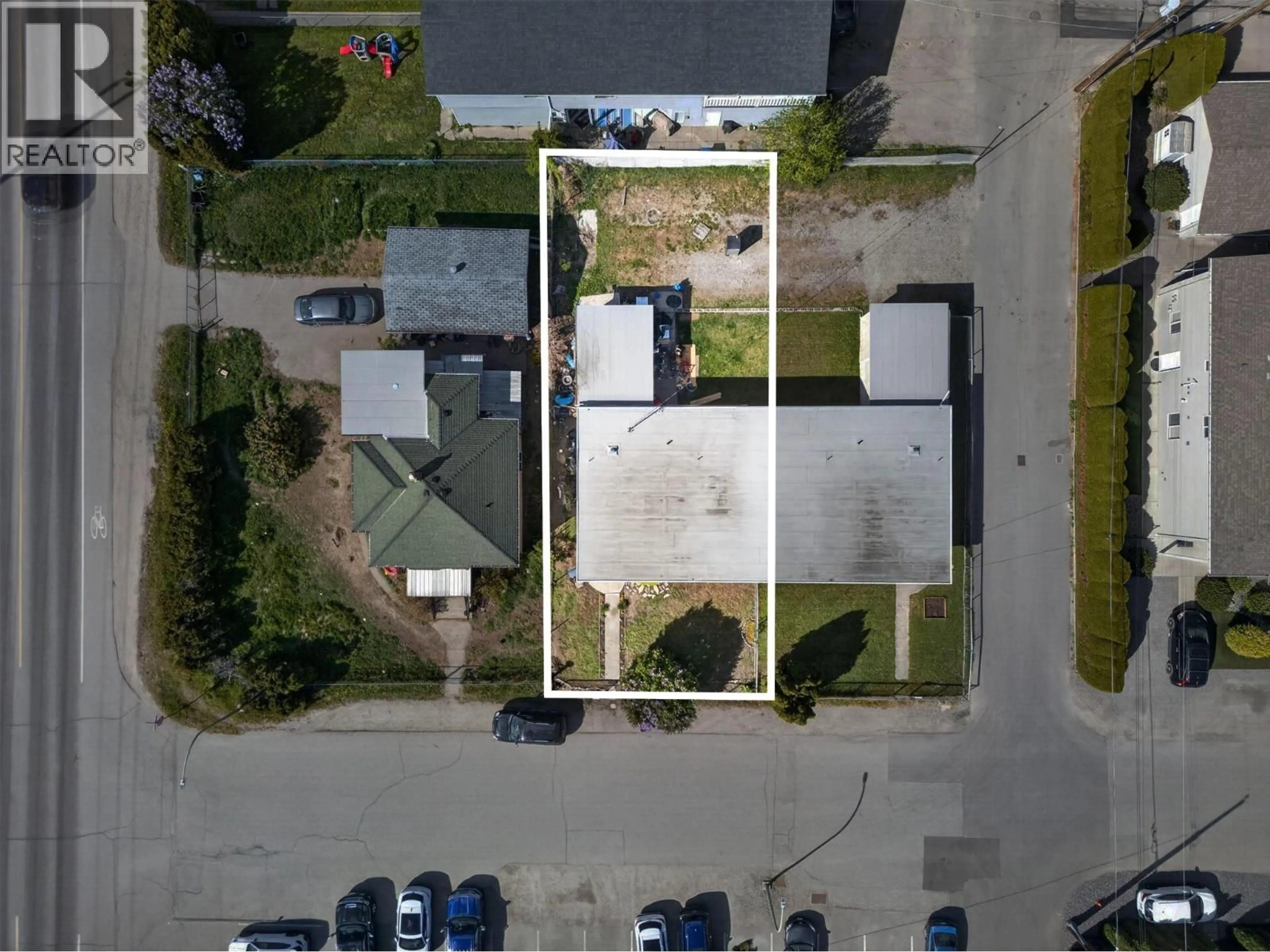 A pic from outside/outdoor area/front of a property/back of a property/a pic from drone, street for 714 PATTERSON AVENUE, Kelowna British Columbia V1Y5C8