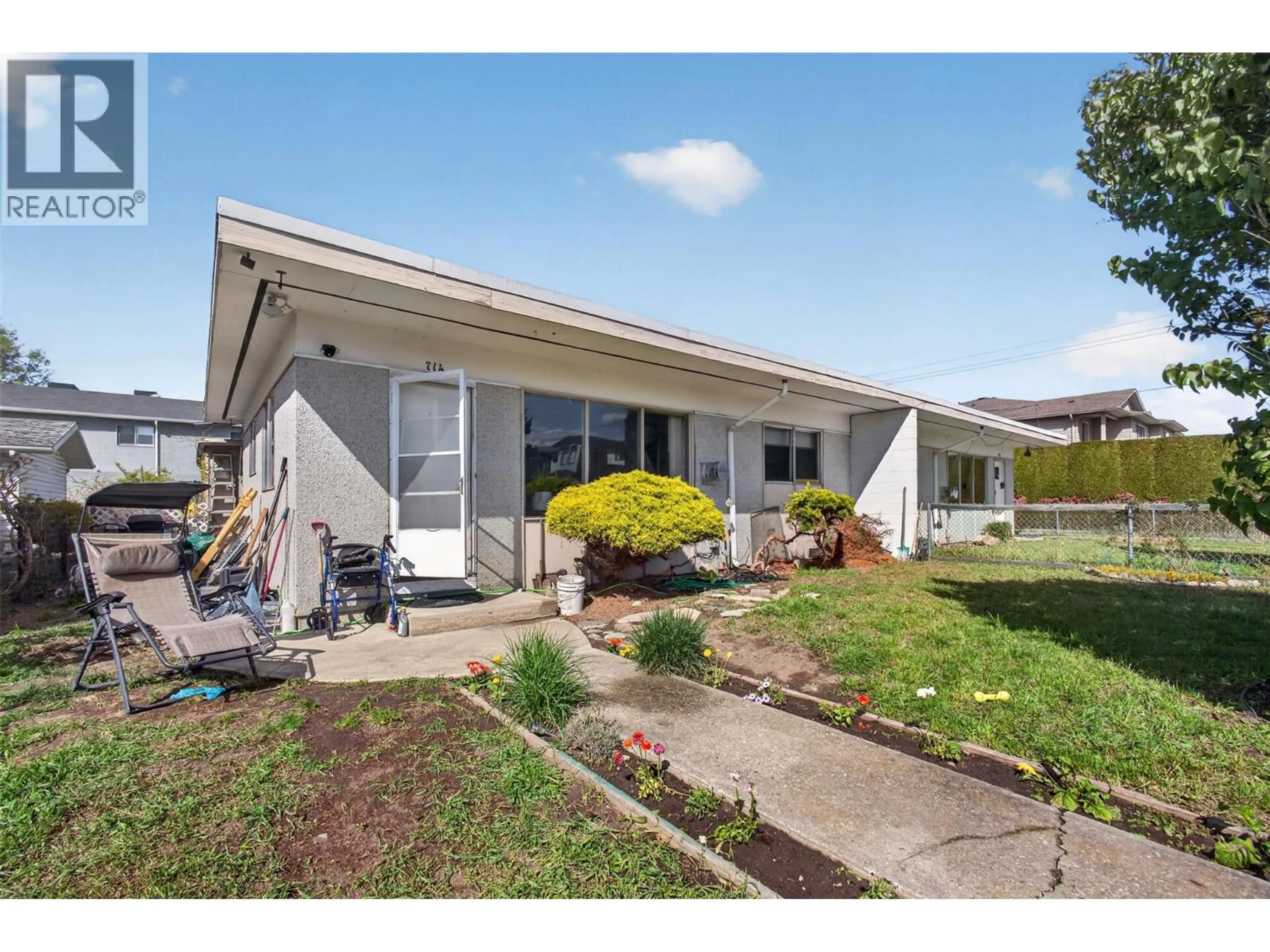 A pic from outside/outdoor area/front of a property/back of a property/a pic from drone, street for 714 PATTERSON AVENUE, Kelowna British Columbia V1Y5C8