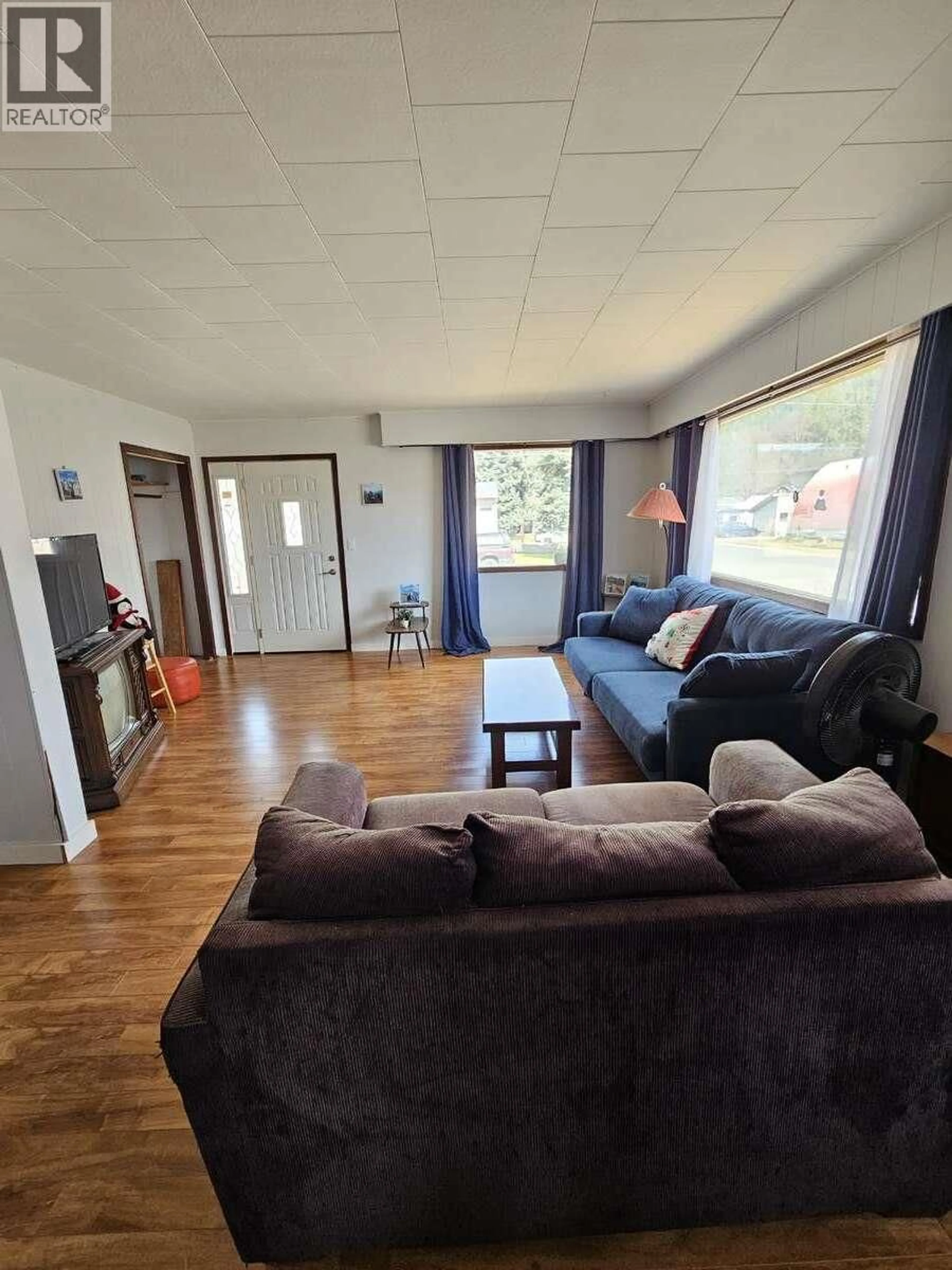 Living room with furniture, wood/laminate floor for 1501 DOUGLAS STREET, Revelstoke British Columbia V0E2S0
