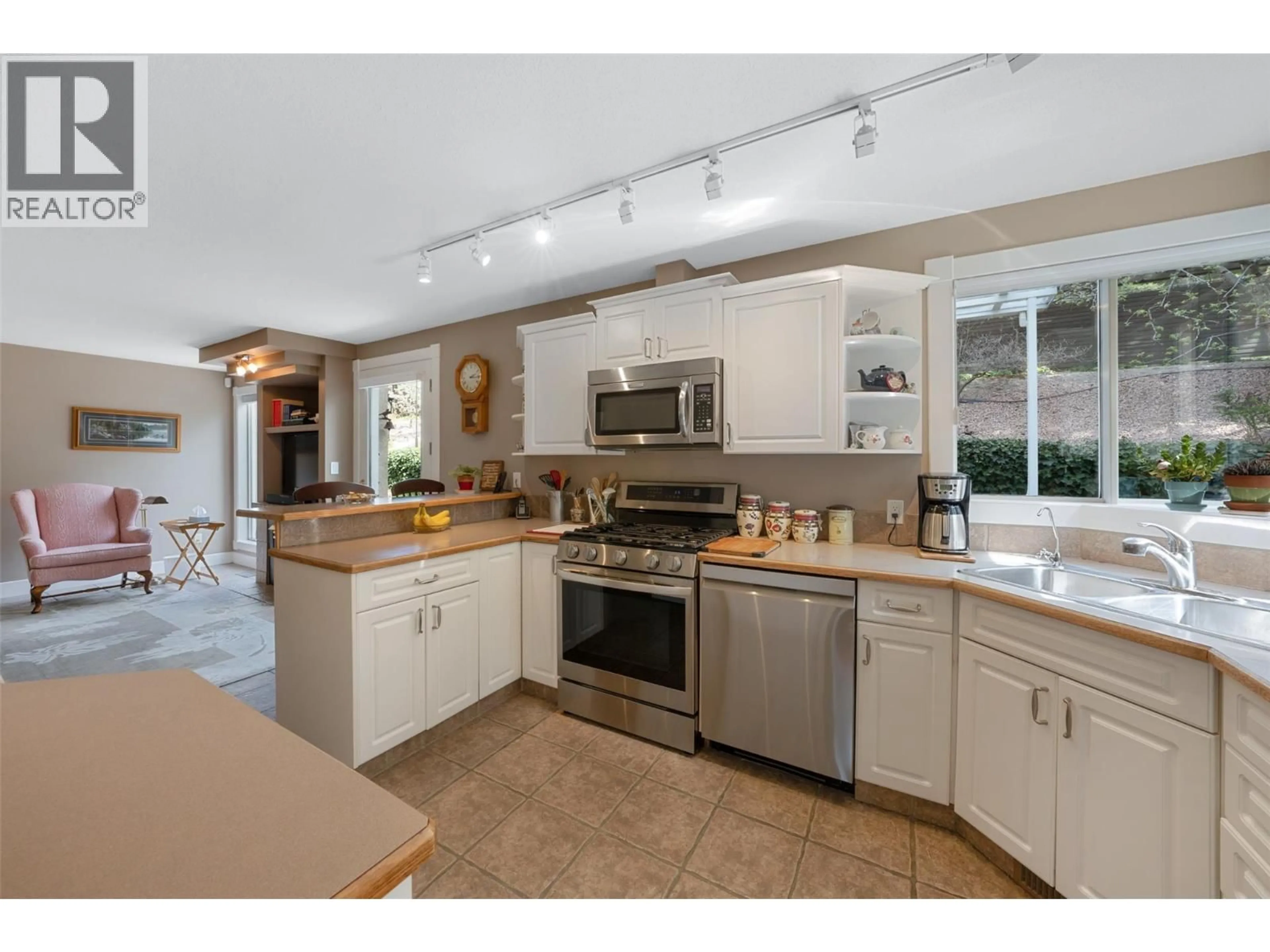 Open concept kitchen, ceramic/tile floor for 205 MERLIN COURT, Kelowna British Columbia V1V1N2